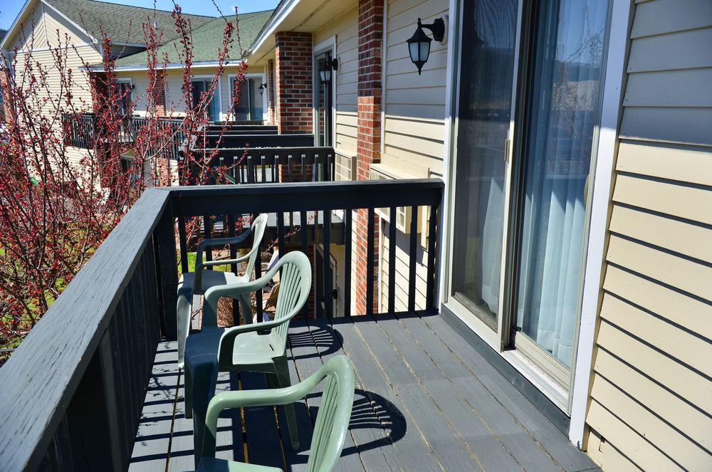 Clarion Inn & Suites At The Outlets Of Lake George Bagian luar foto