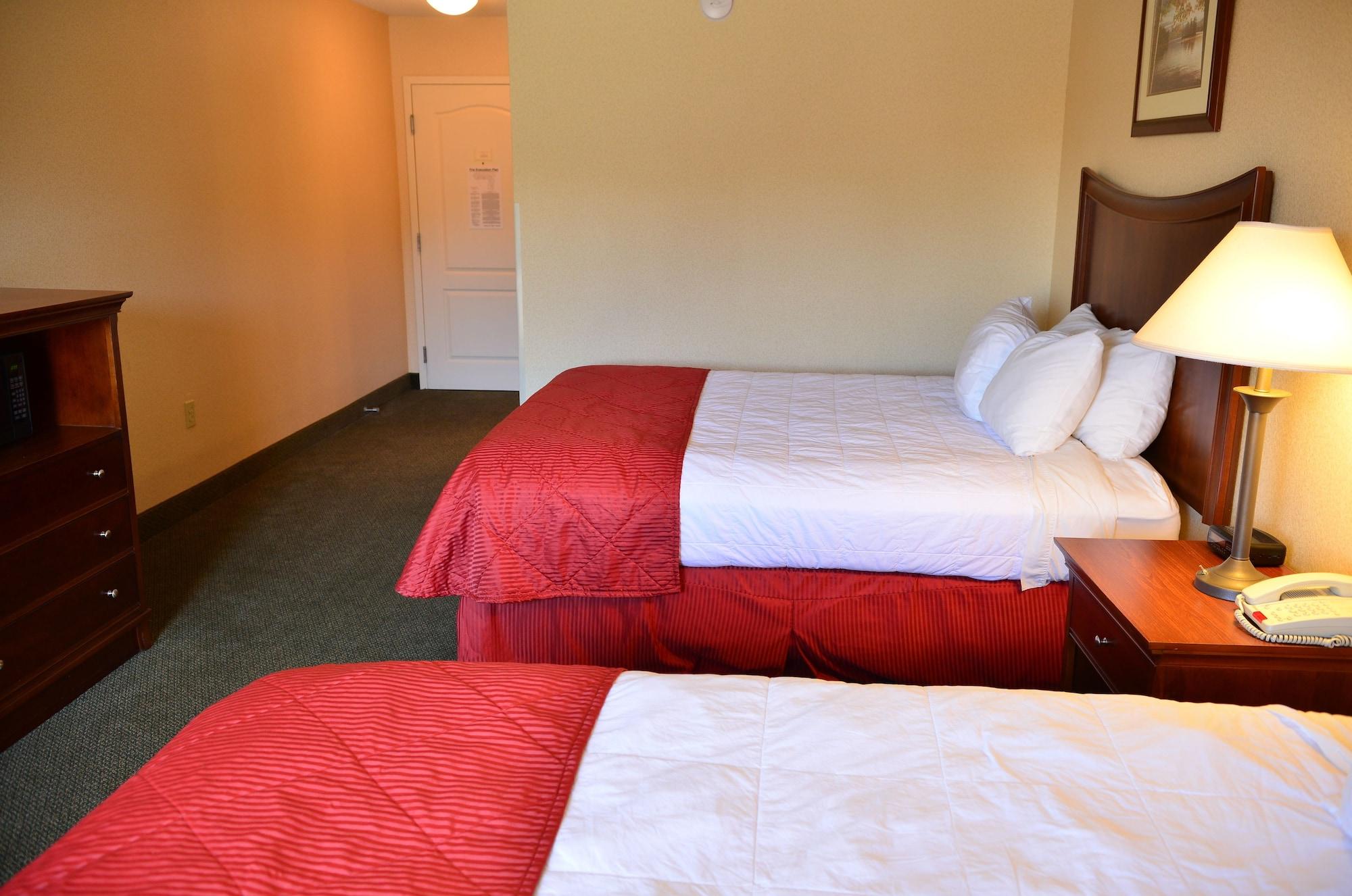 Clarion Inn & Suites At The Outlets Of Lake George Bagian luar foto