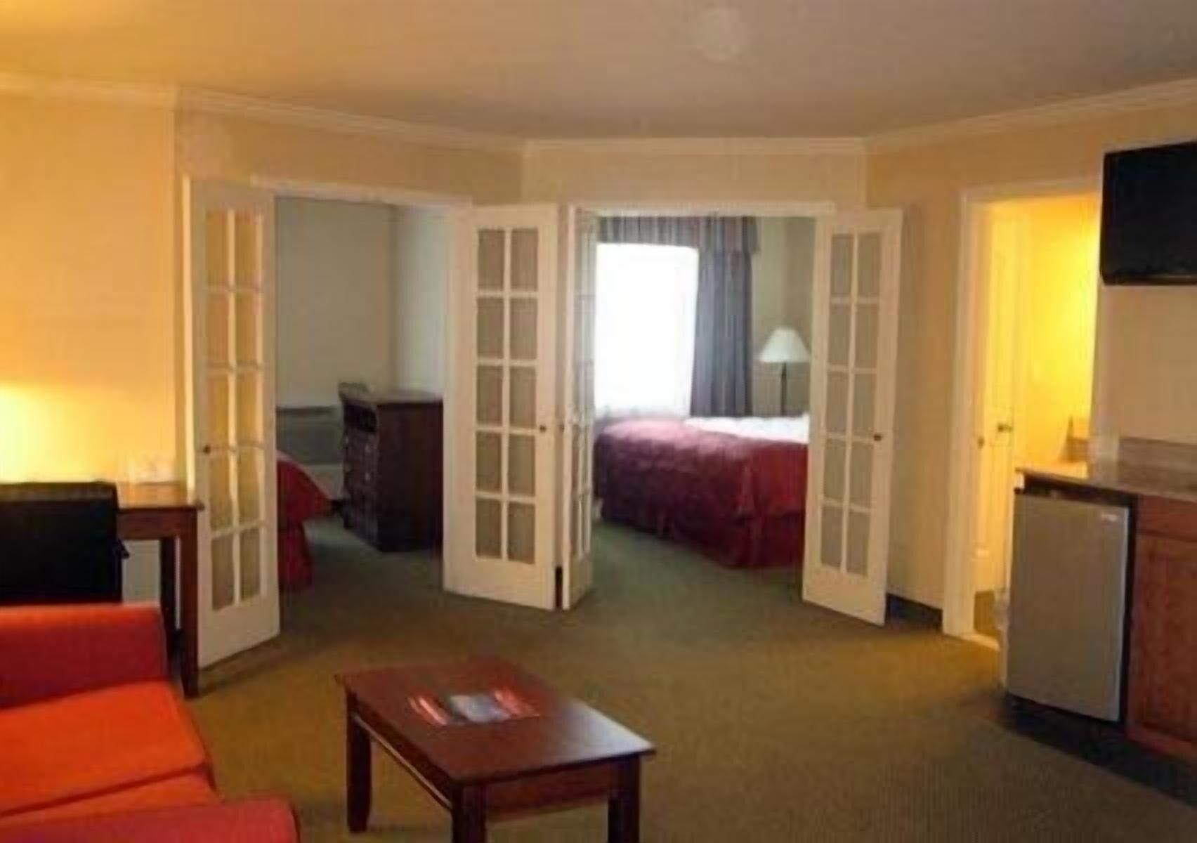 Clarion Inn & Suites At The Outlets Of Lake George Bagian luar foto