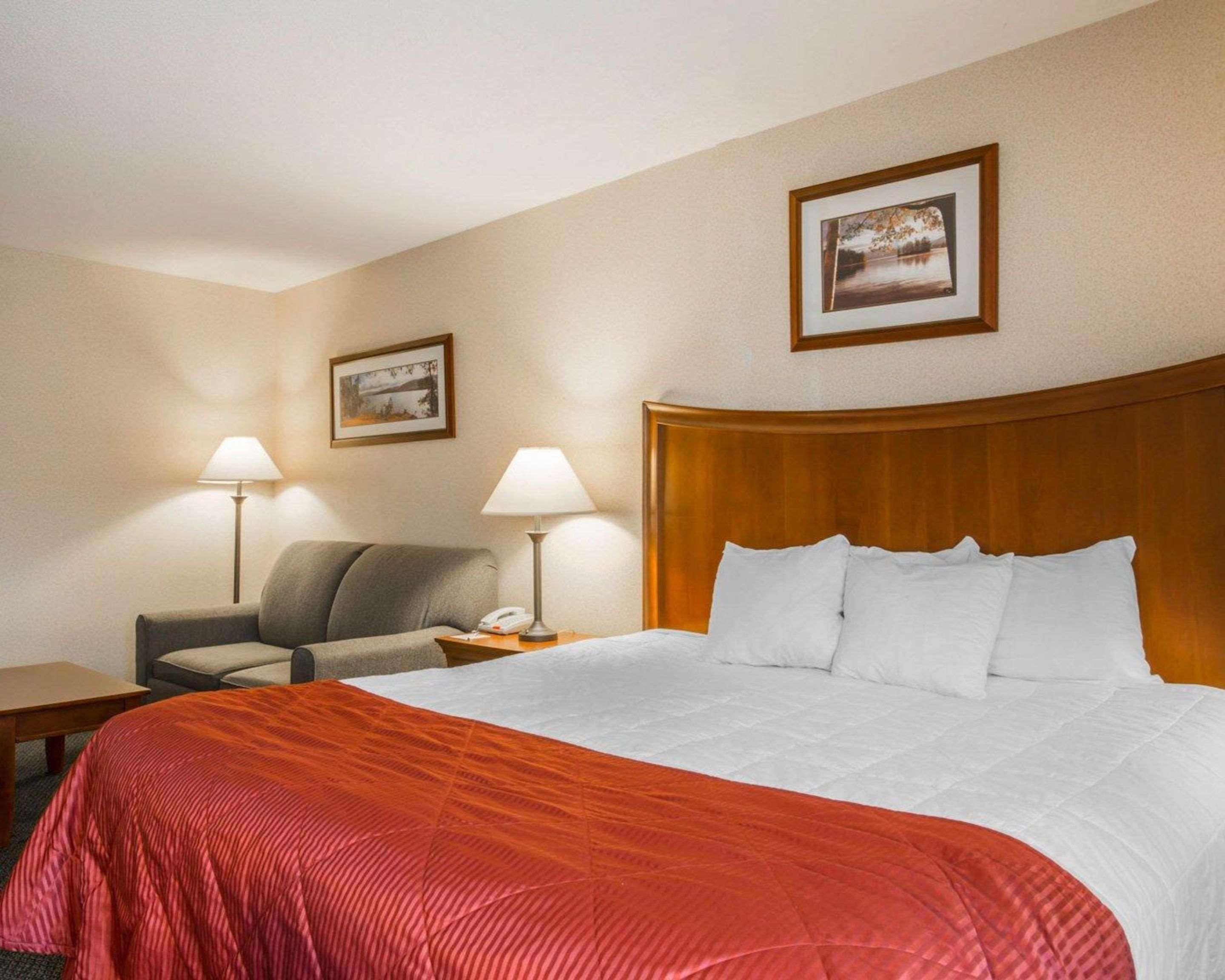 Clarion Inn & Suites At The Outlets Of Lake George Bagian luar foto