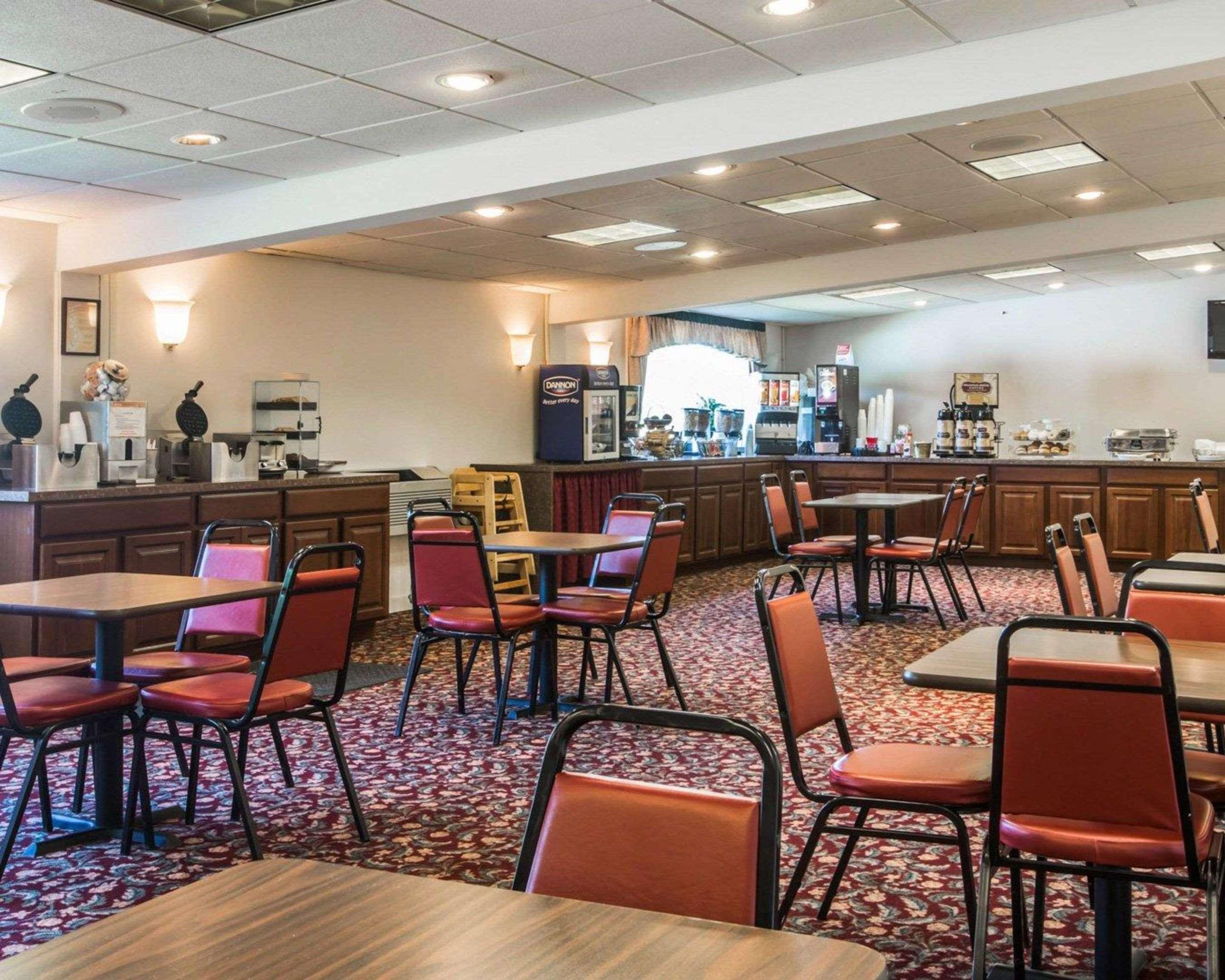 Clarion Inn & Suites At The Outlets Of Lake George Bagian luar foto