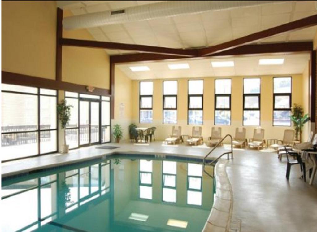 Clarion Inn & Suites At The Outlets Of Lake George Bagian luar foto