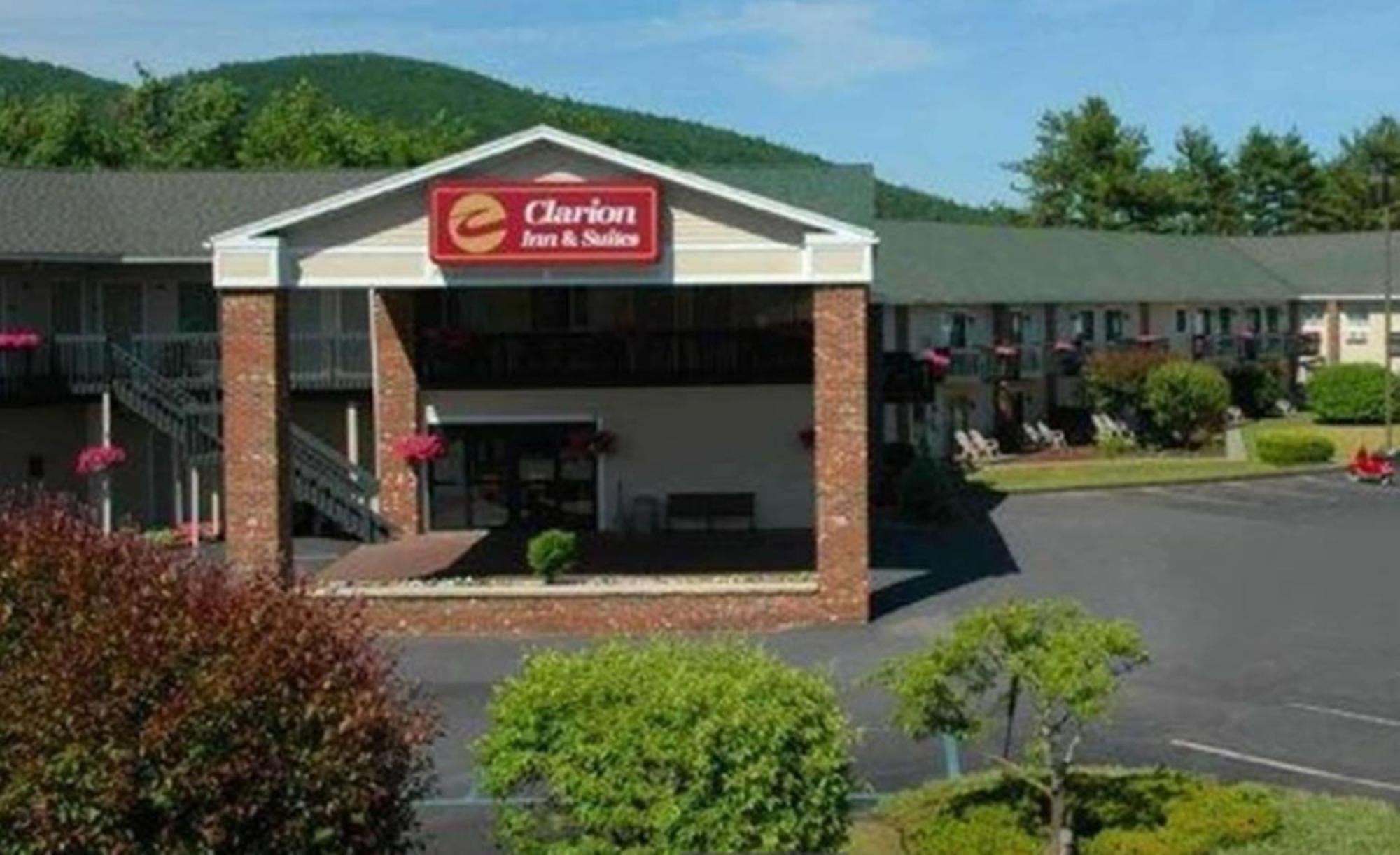 Clarion Inn & Suites At The Outlets Of Lake George Bagian luar foto
