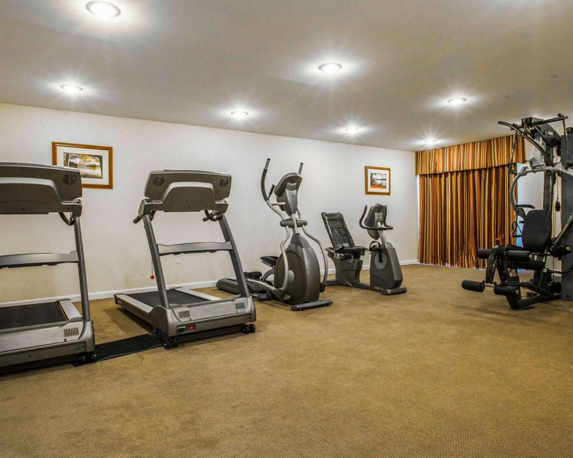 Clarion Inn & Suites At The Outlets Of Lake George Bagian luar foto