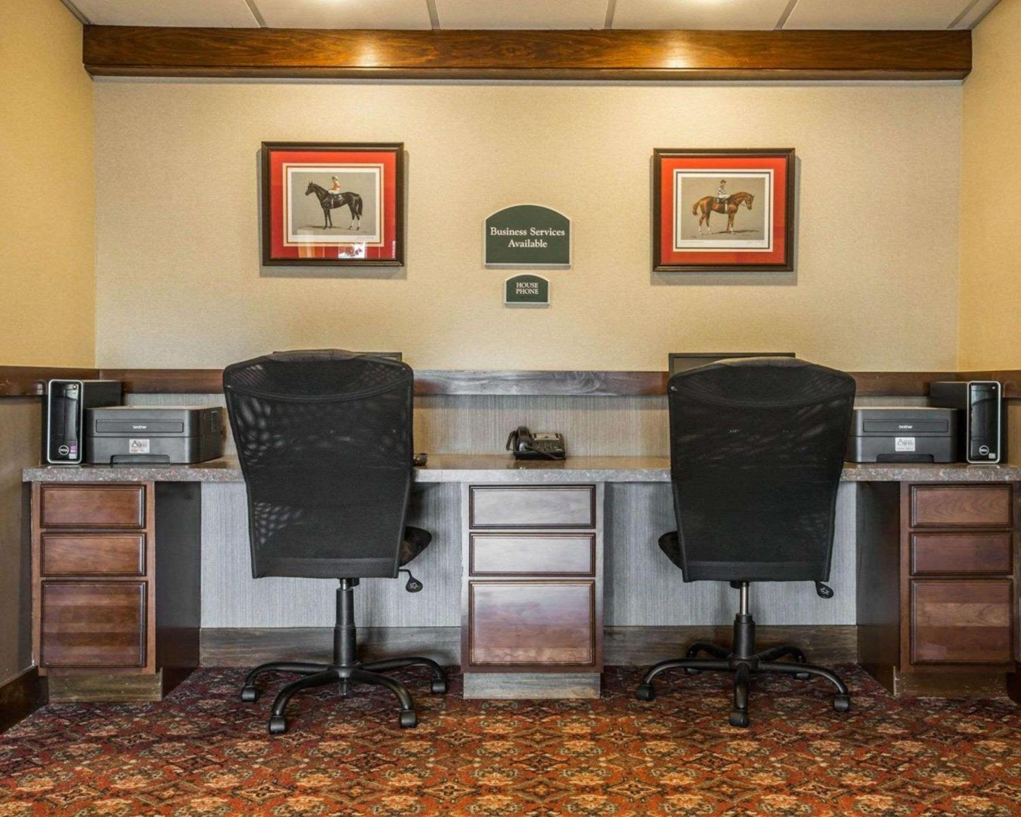 Clarion Inn & Suites At The Outlets Of Lake George Bagian luar foto