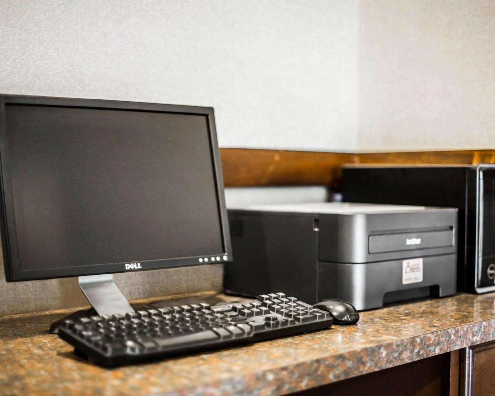 Clarion Inn & Suites At The Outlets Of Lake George Bagian luar foto