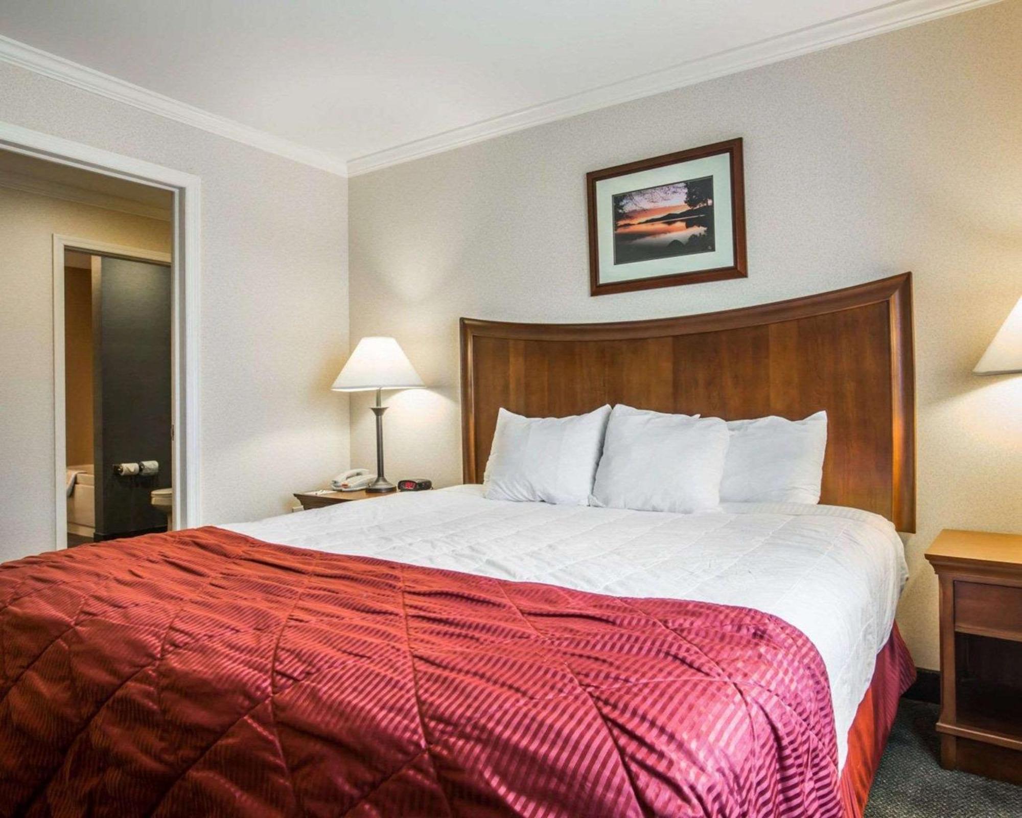 Clarion Inn & Suites At The Outlets Of Lake George Bagian luar foto