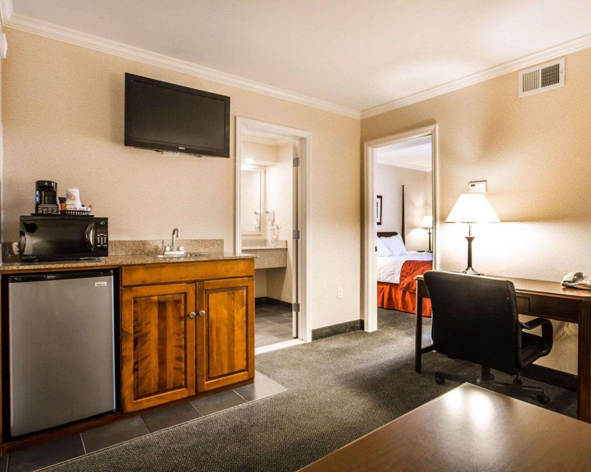 Clarion Inn & Suites At The Outlets Of Lake George Bagian luar foto