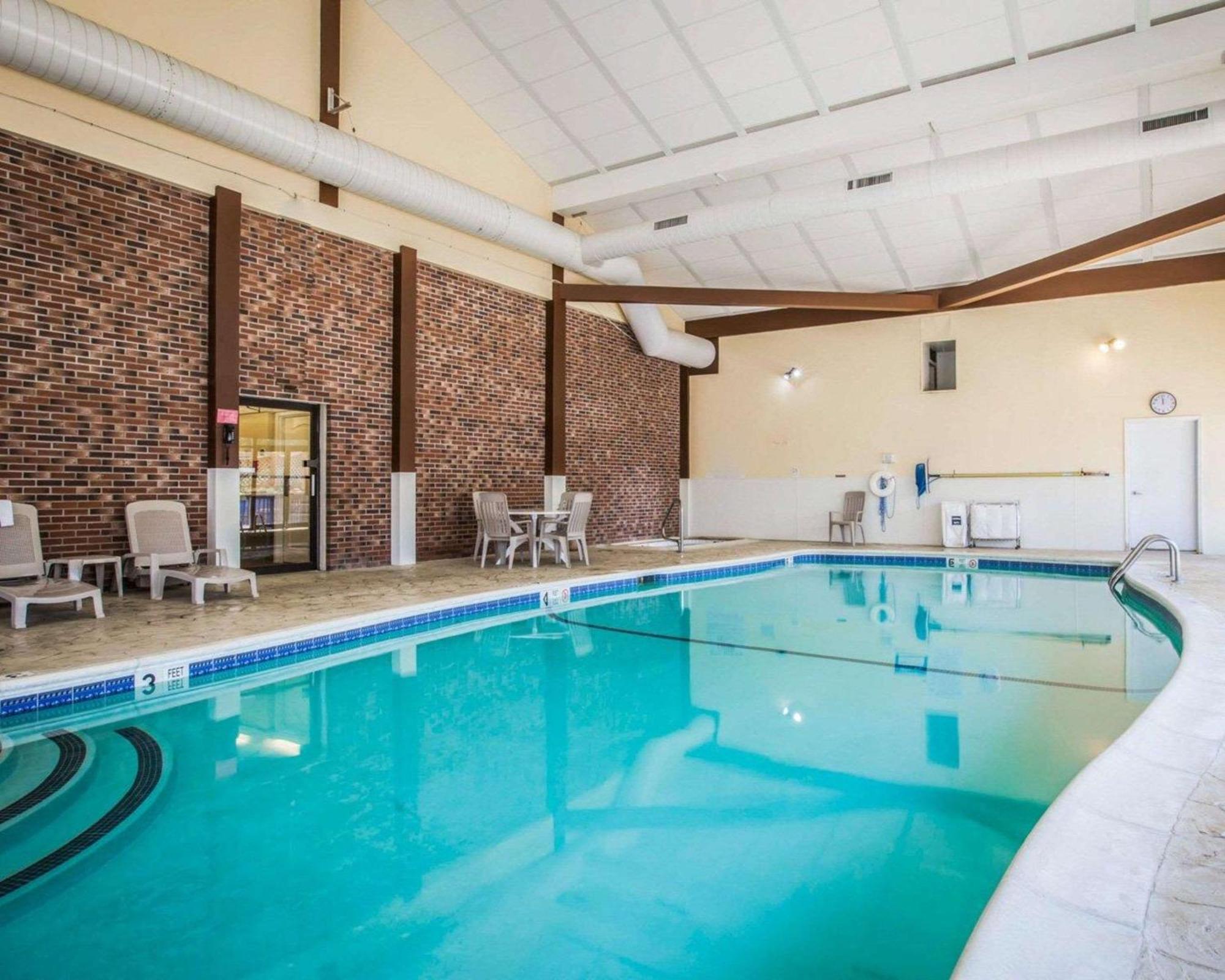 Clarion Inn & Suites At The Outlets Of Lake George Bagian luar foto