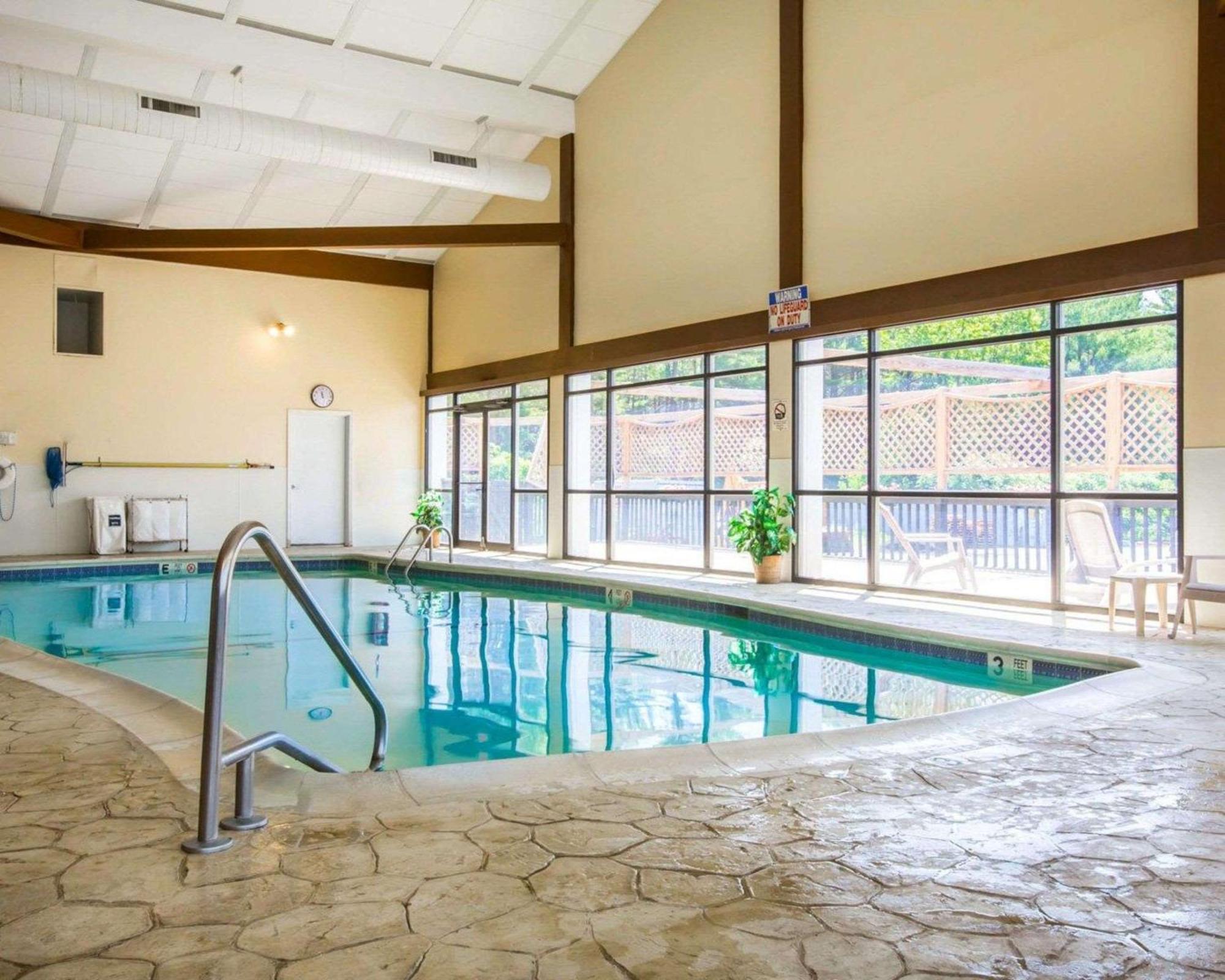 Clarion Inn & Suites At The Outlets Of Lake George Bagian luar foto