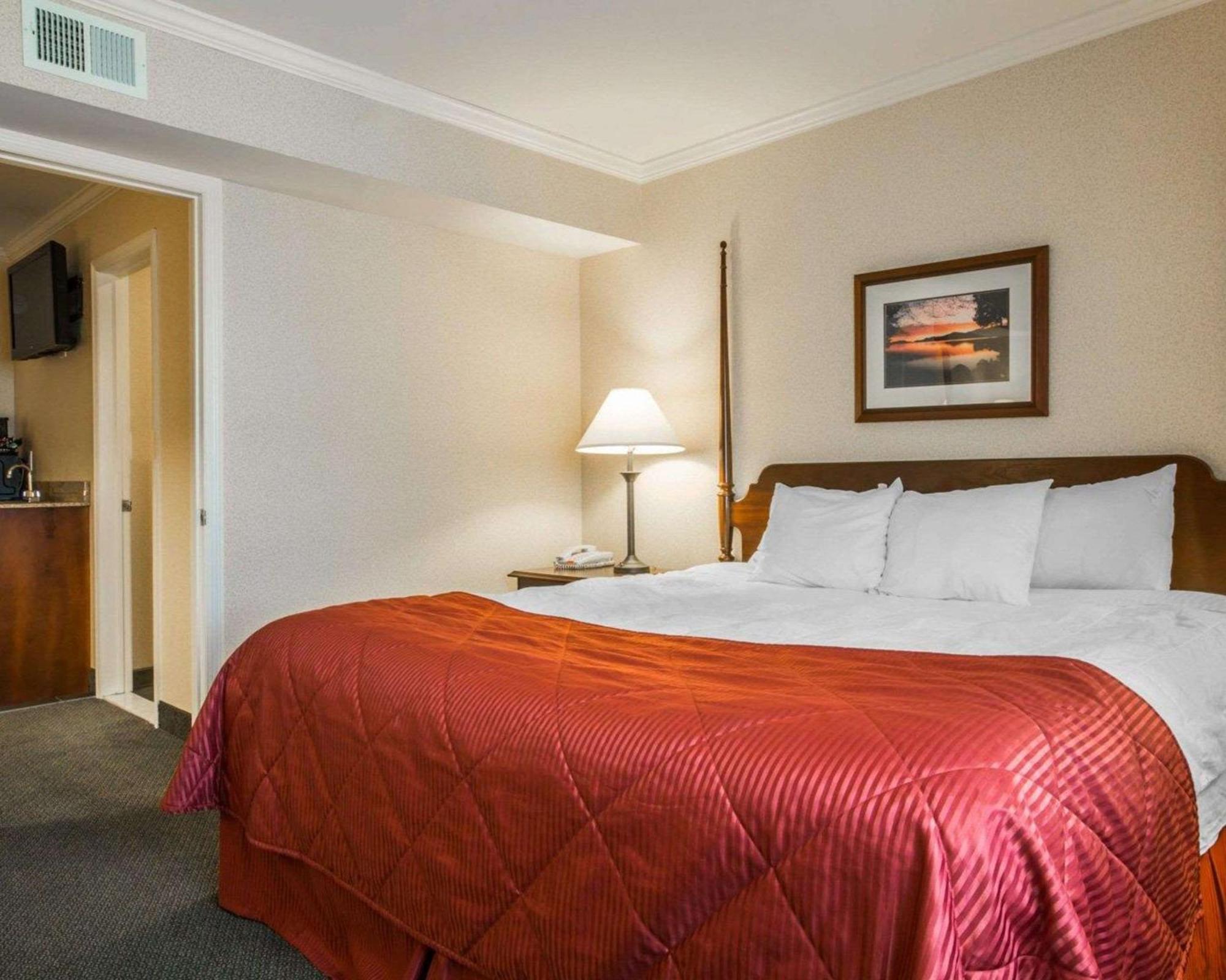 Clarion Inn & Suites At The Outlets Of Lake George Bagian luar foto