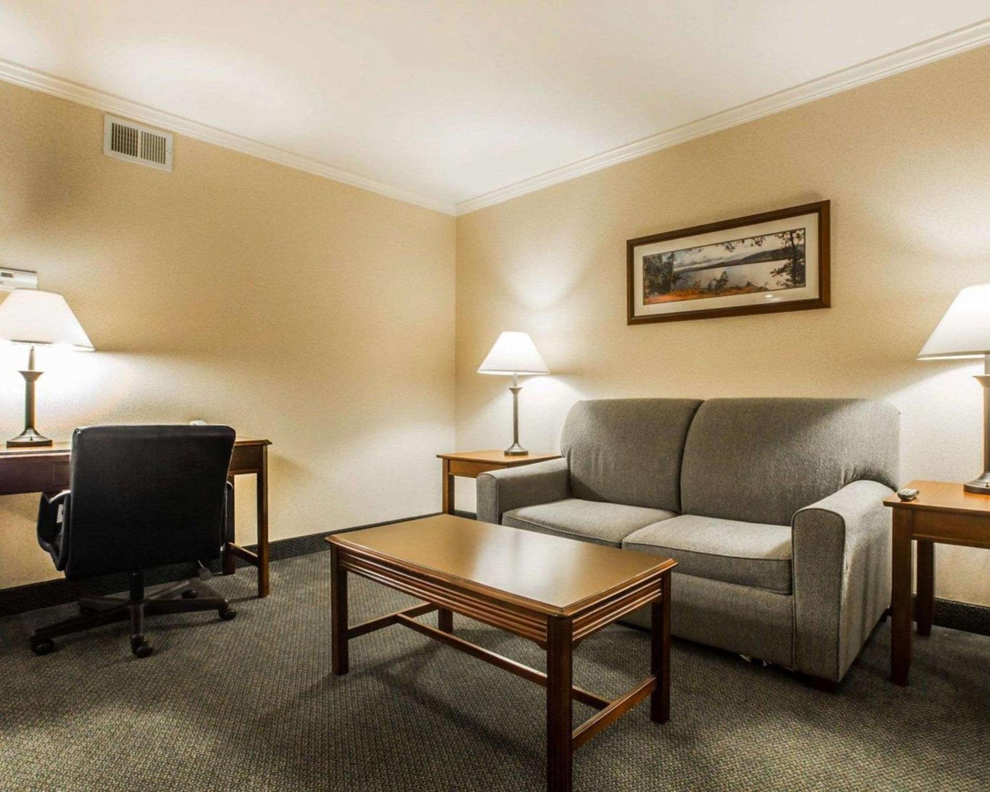 Clarion Inn & Suites At The Outlets Of Lake George Bagian luar foto