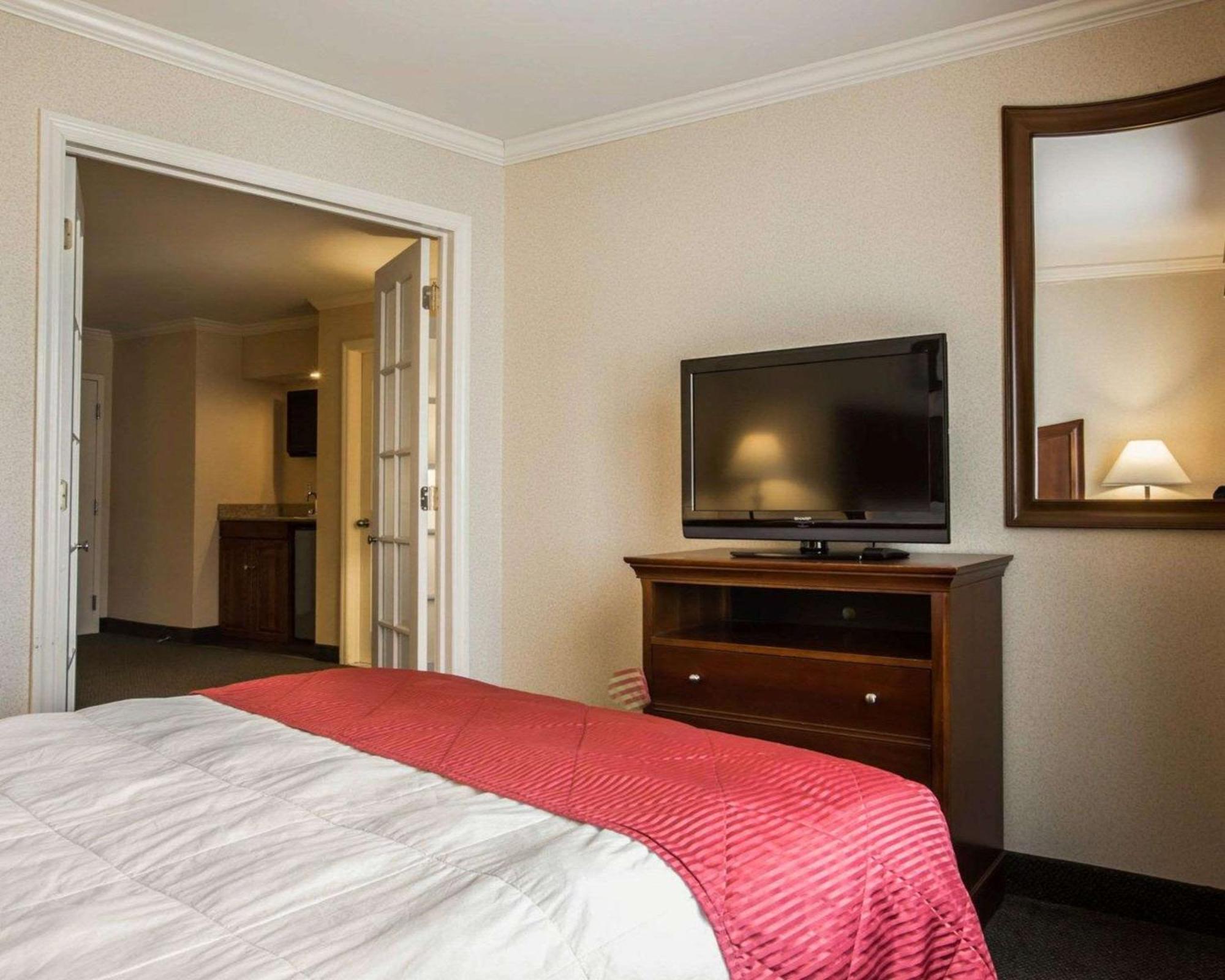 Clarion Inn & Suites At The Outlets Of Lake George Bagian luar foto