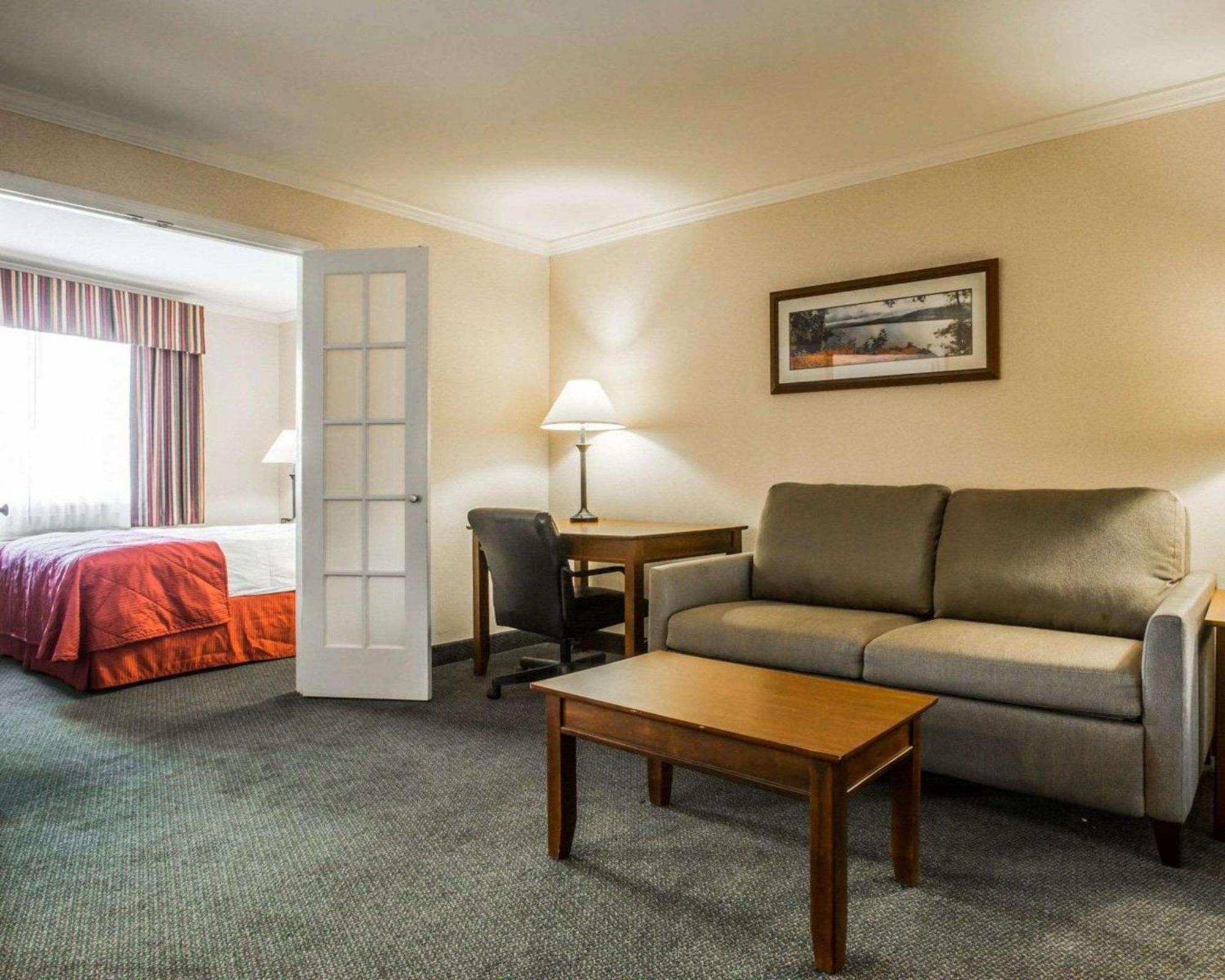 Clarion Inn & Suites At The Outlets Of Lake George Bagian luar foto