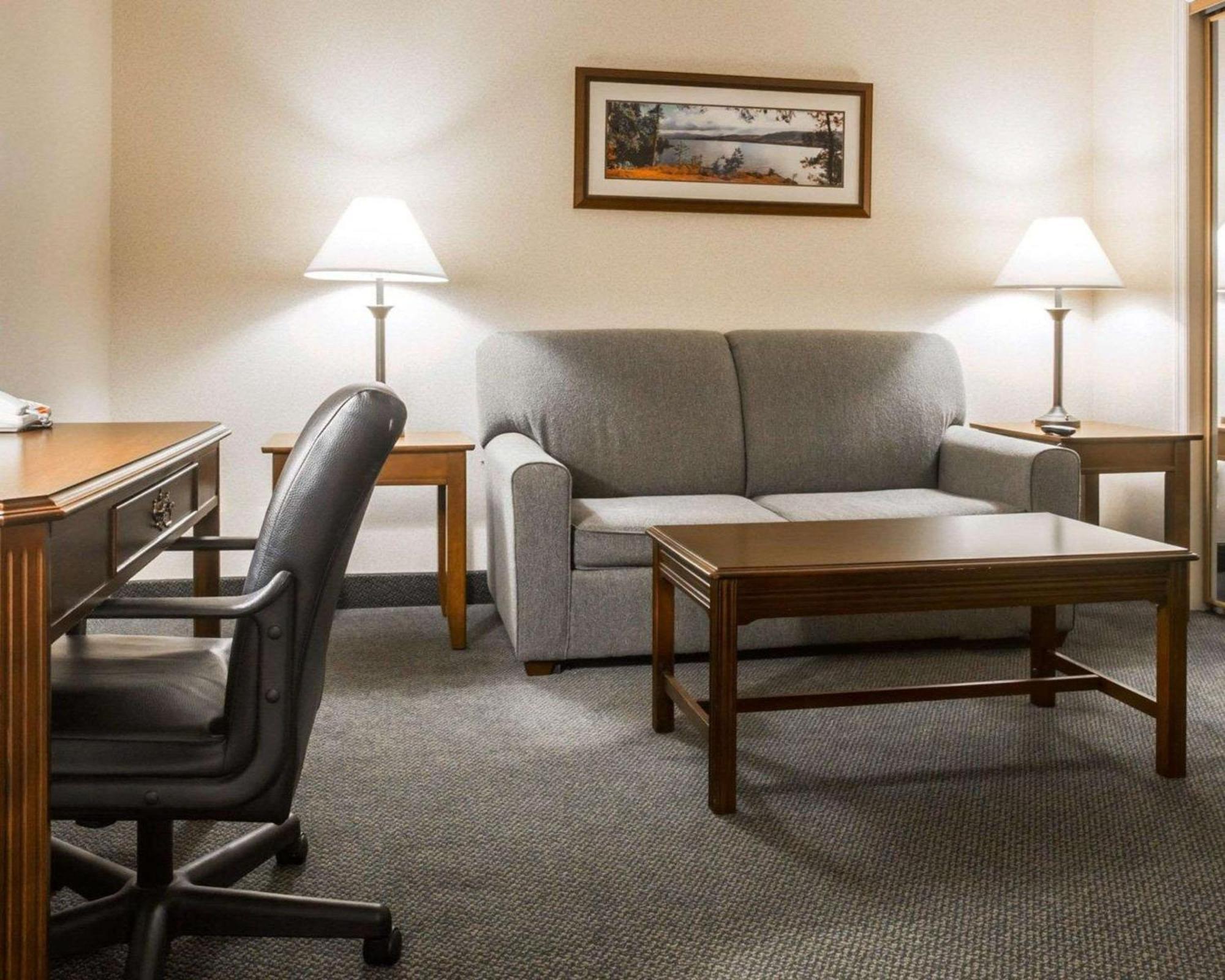 Clarion Inn & Suites At The Outlets Of Lake George Bagian luar foto