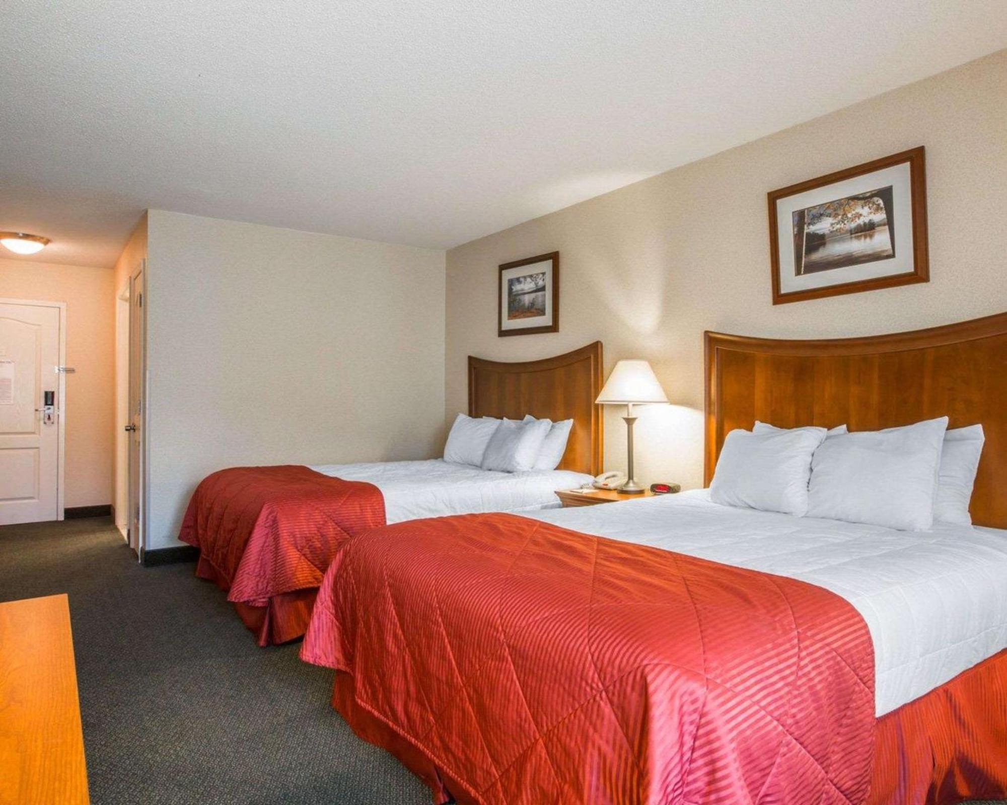 Clarion Inn & Suites At The Outlets Of Lake George Bagian luar foto