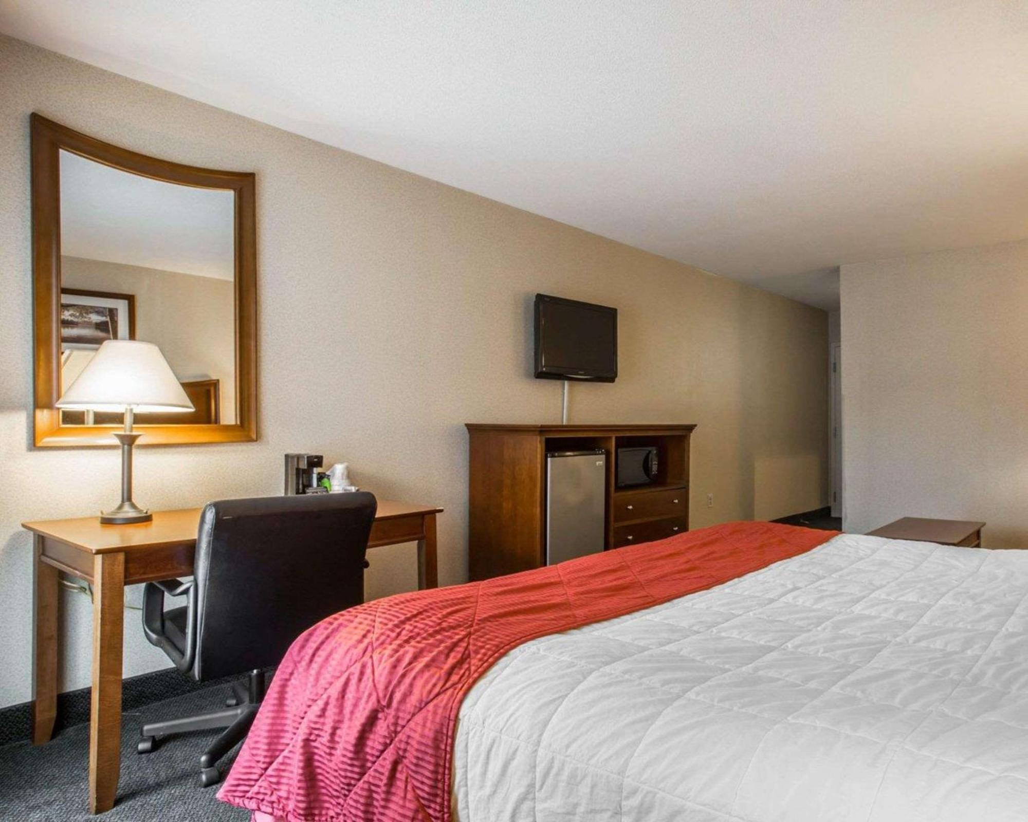 Clarion Inn & Suites At The Outlets Of Lake George Bagian luar foto