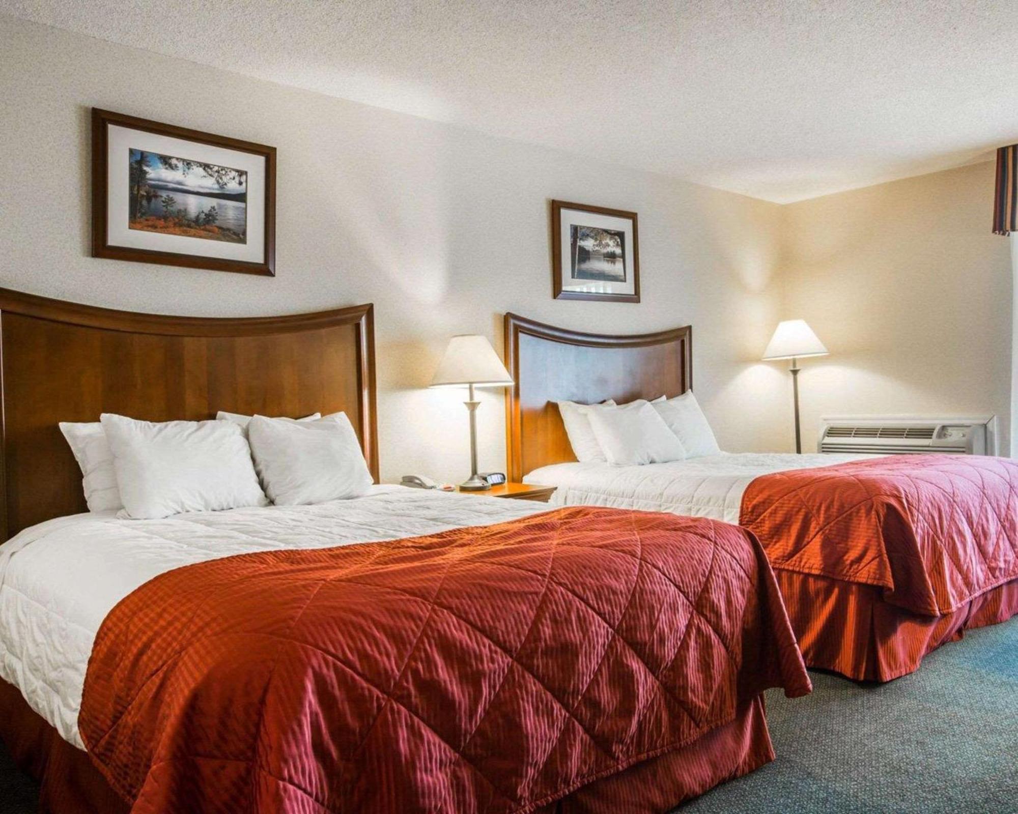 Clarion Inn & Suites At The Outlets Of Lake George Bagian luar foto