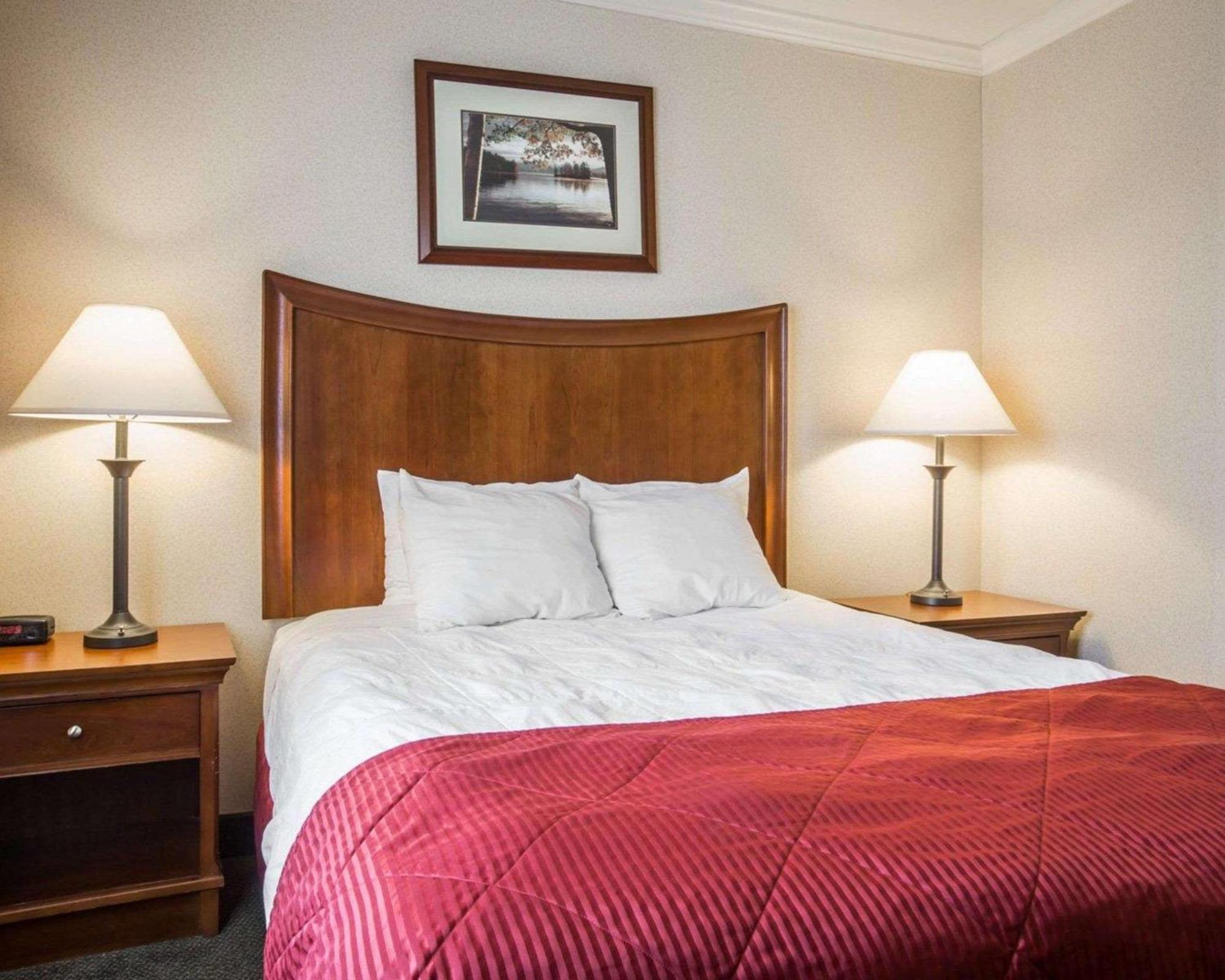 Clarion Inn & Suites At The Outlets Of Lake George Bagian luar foto