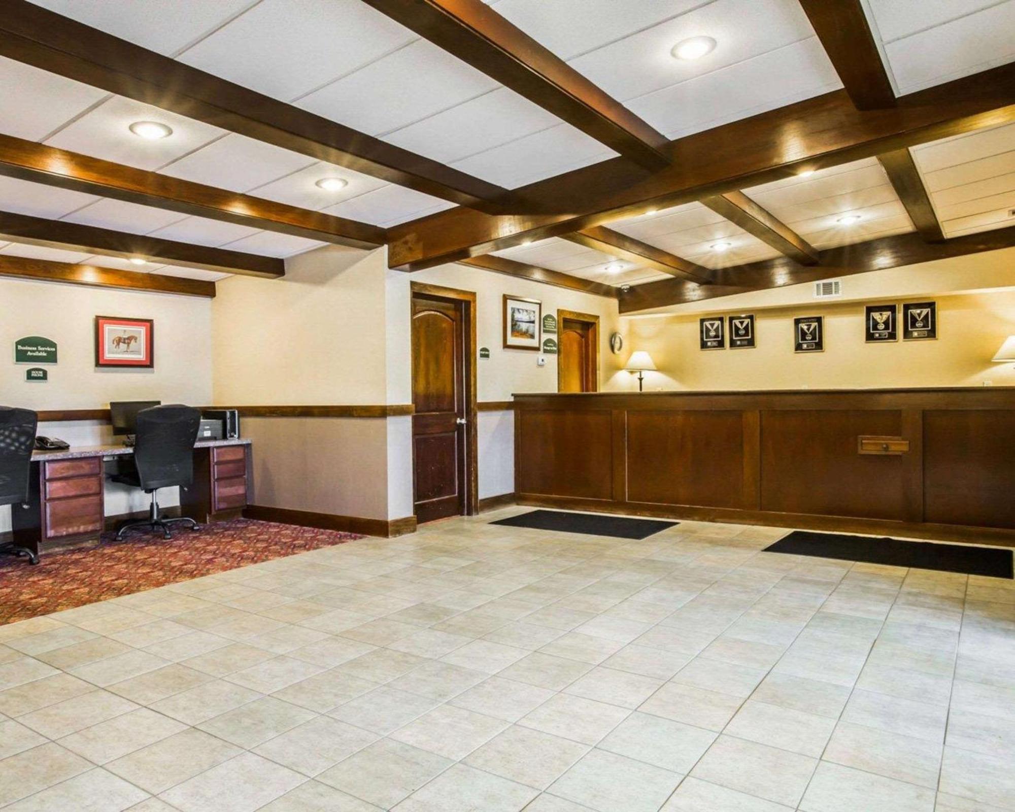 Clarion Inn & Suites At The Outlets Of Lake George Bagian luar foto