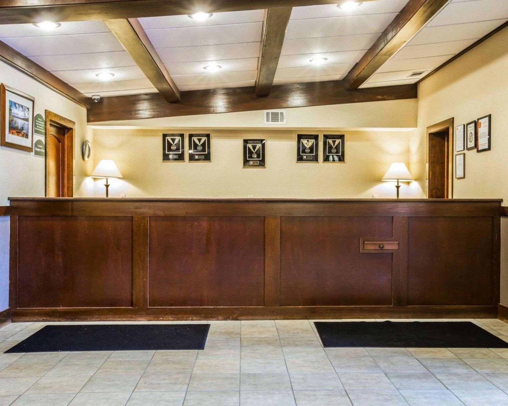 Clarion Inn & Suites At The Outlets Of Lake George Bagian luar foto