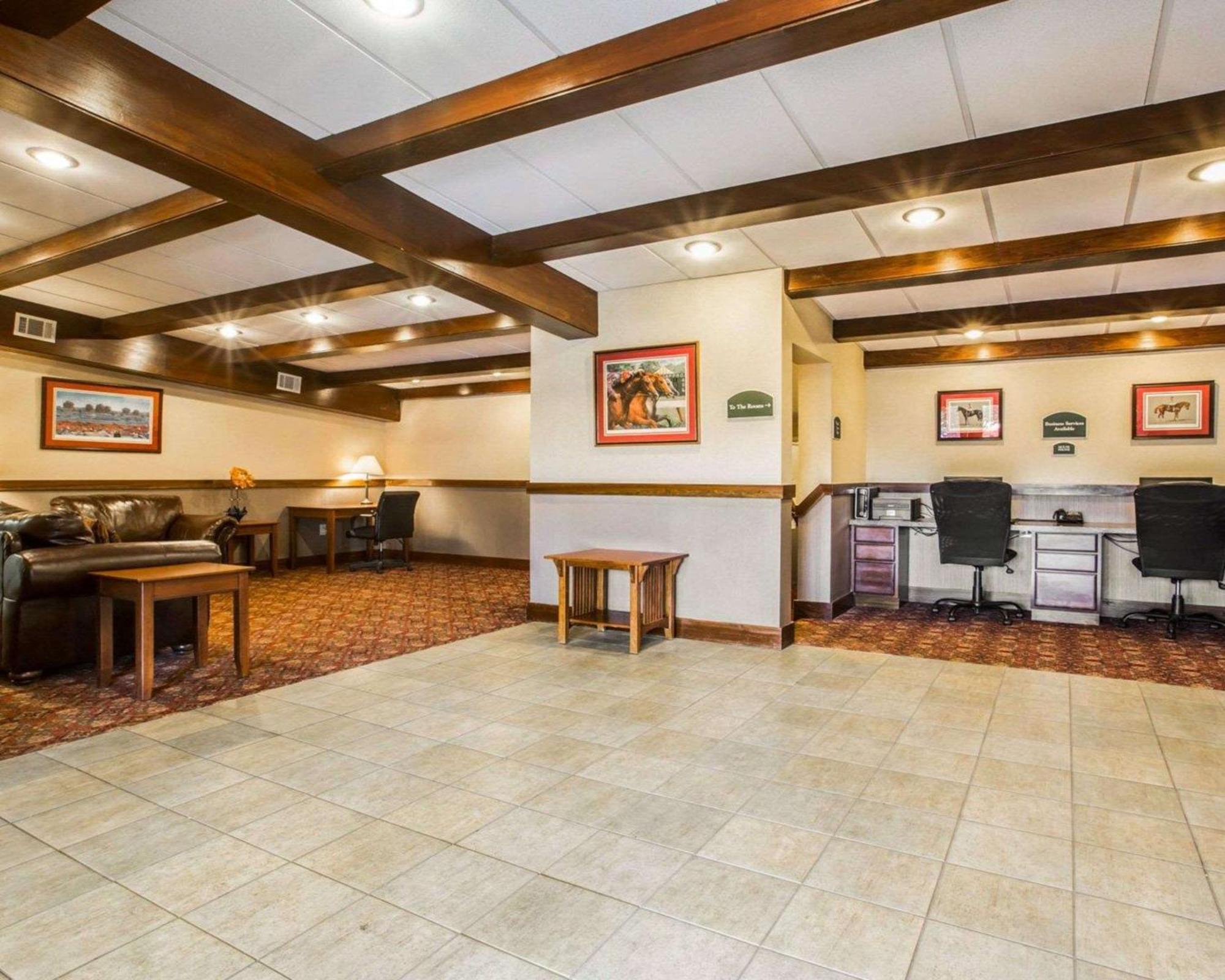 Clarion Inn & Suites At The Outlets Of Lake George Bagian luar foto