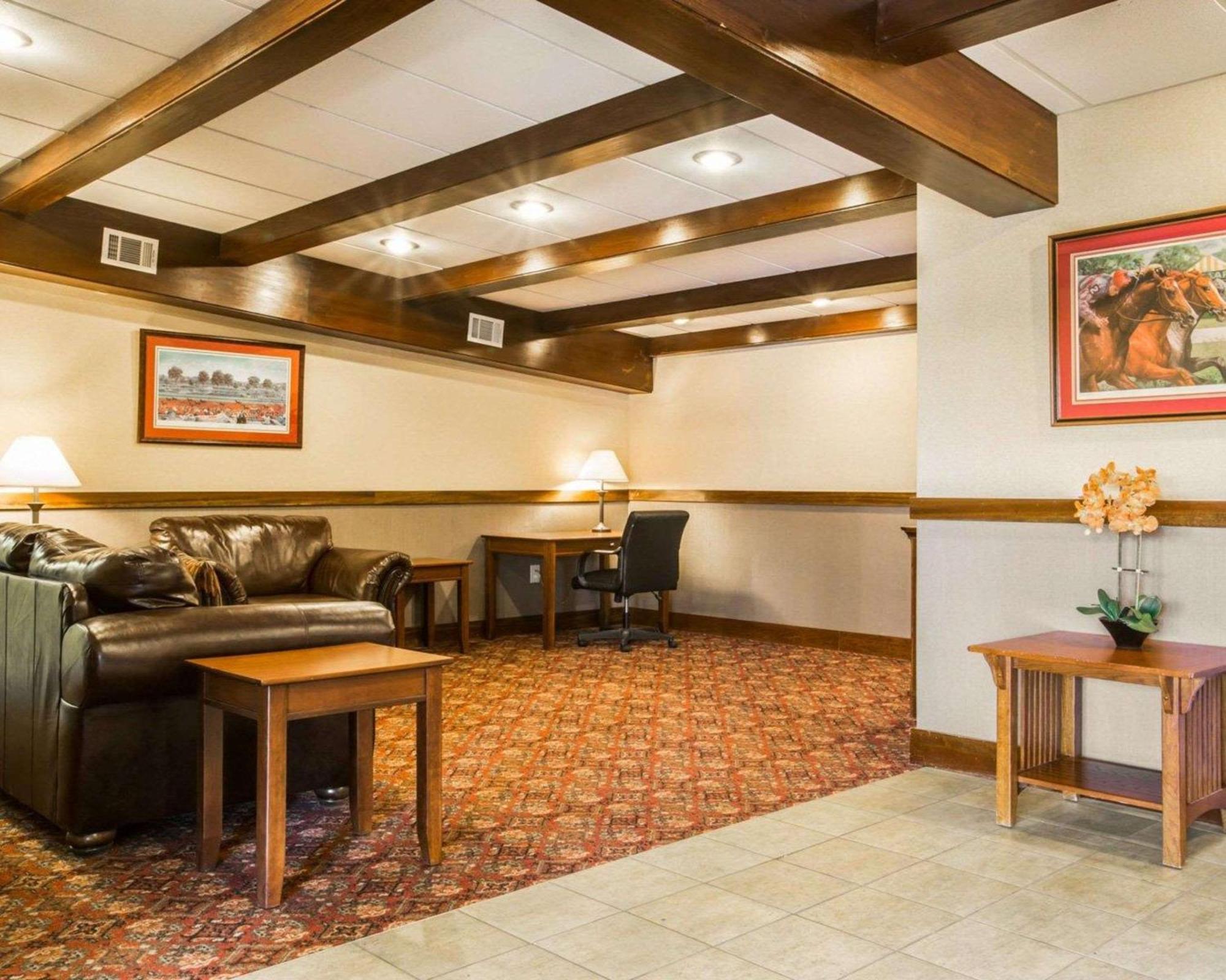 Clarion Inn & Suites At The Outlets Of Lake George Bagian luar foto