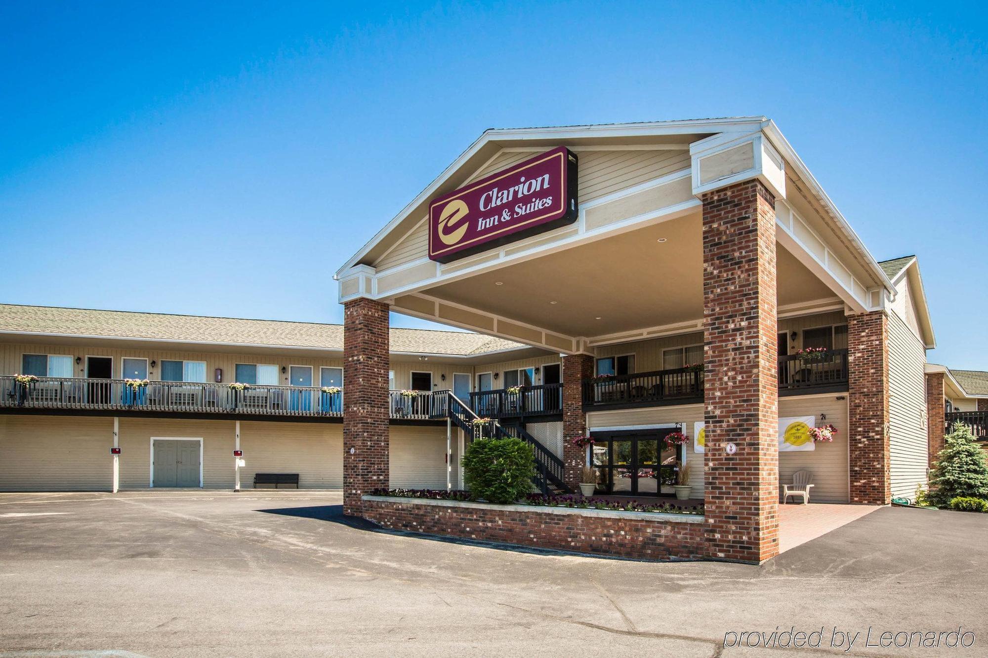 Clarion Inn & Suites At The Outlets Of Lake George Bagian luar foto