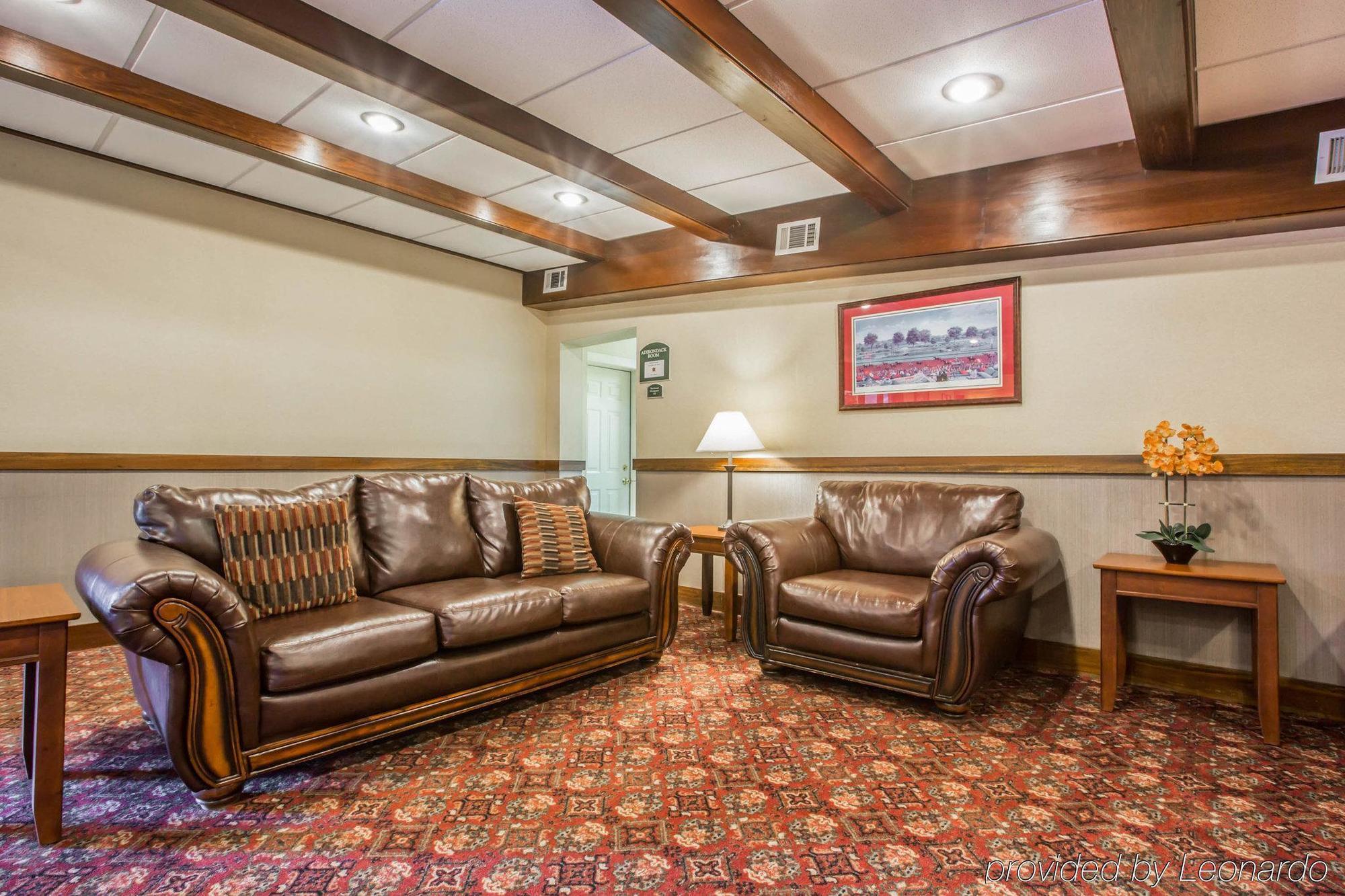 Clarion Inn & Suites At The Outlets Of Lake George Bagian luar foto
