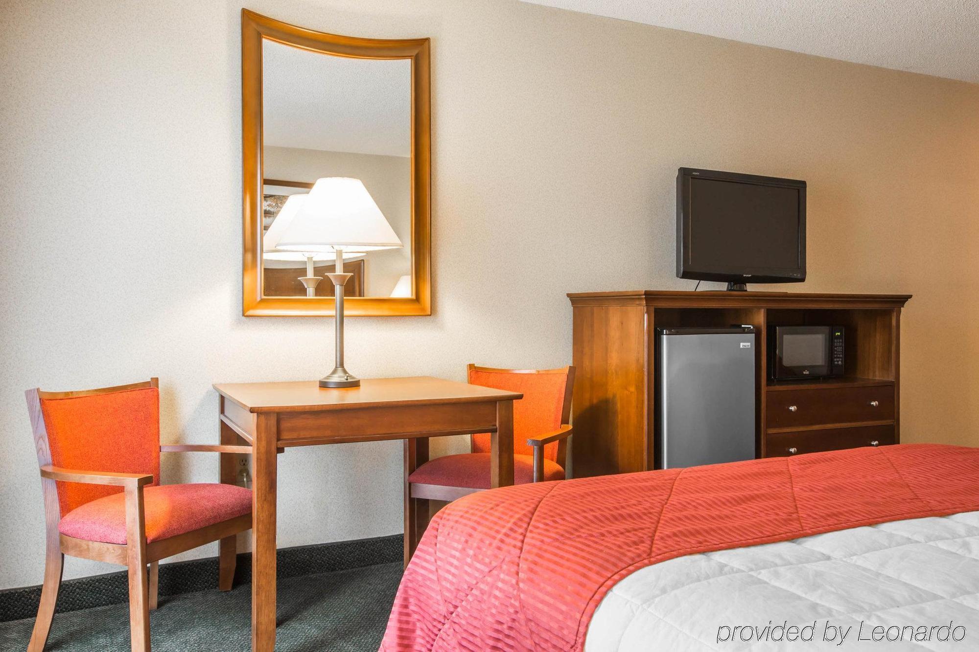 Clarion Inn & Suites At The Outlets Of Lake George Bagian luar foto