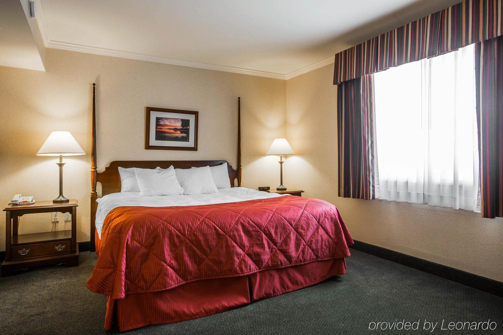 Clarion Inn & Suites At The Outlets Of Lake George Bagian luar foto