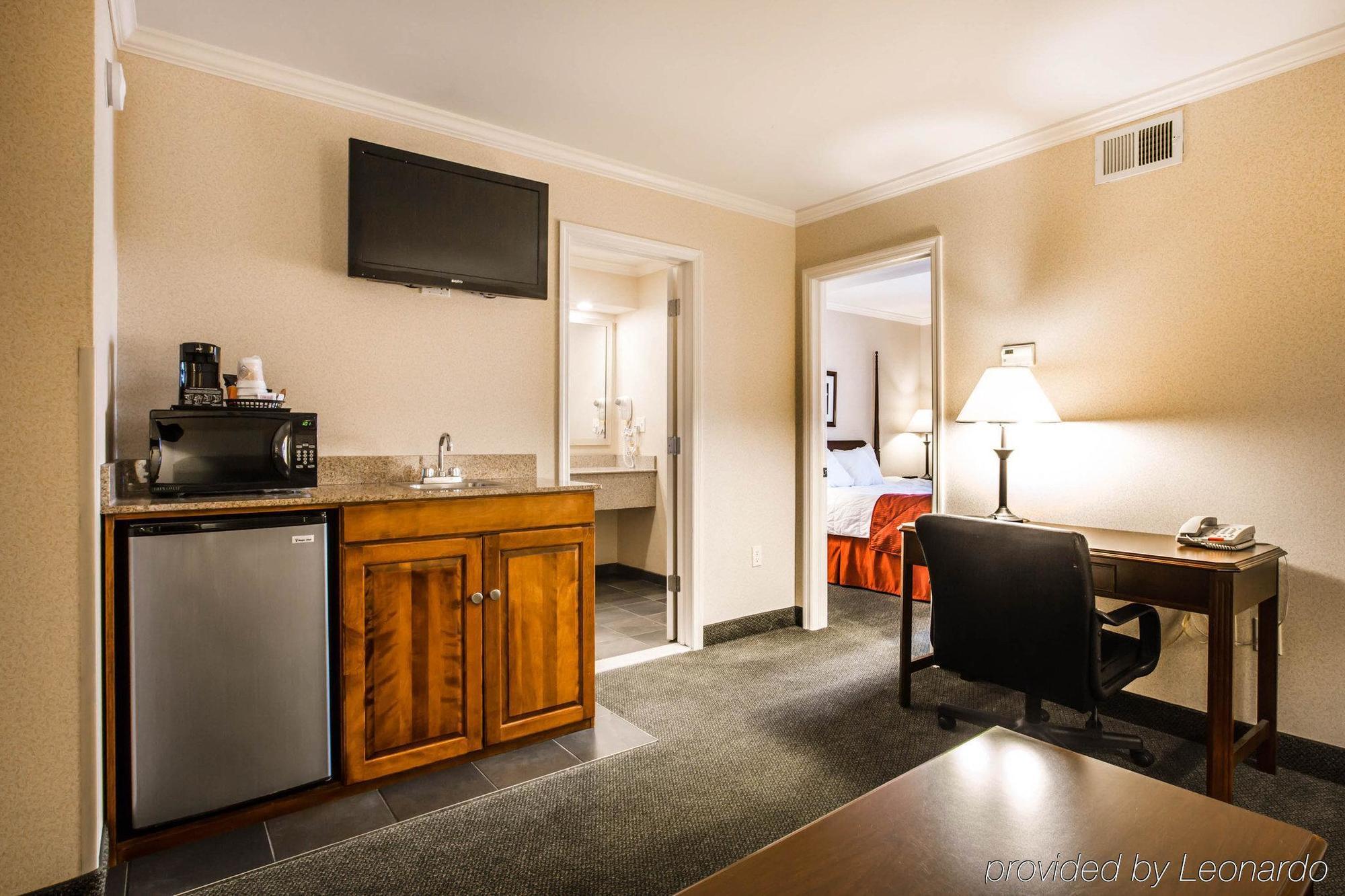 Clarion Inn & Suites At The Outlets Of Lake George Bagian luar foto