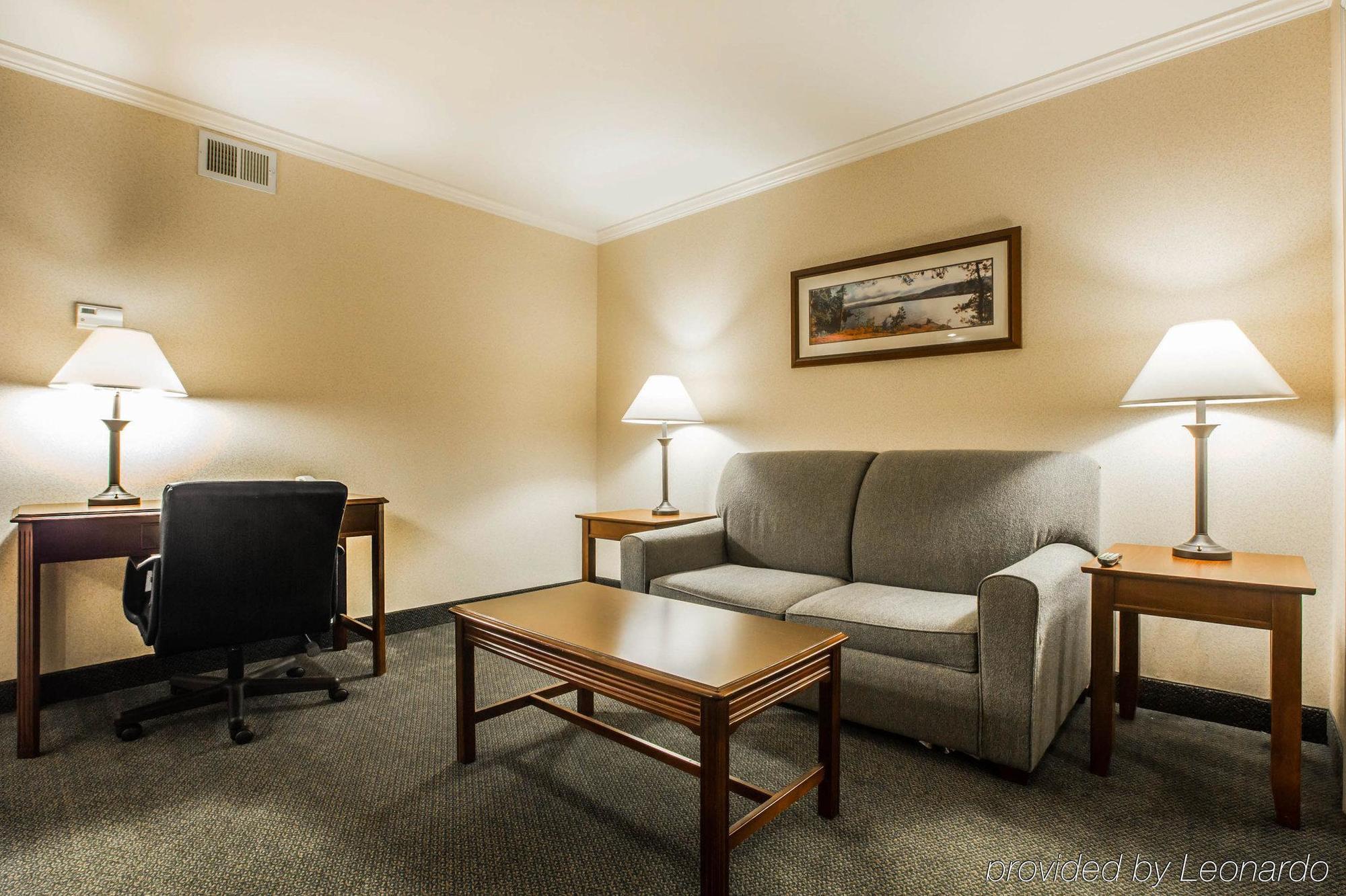 Clarion Inn & Suites At The Outlets Of Lake George Bagian luar foto
