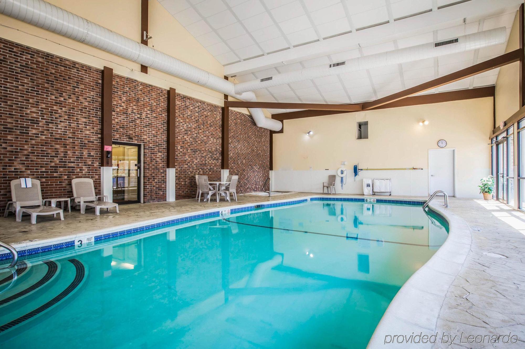 Clarion Inn & Suites At The Outlets Of Lake George Bagian luar foto
