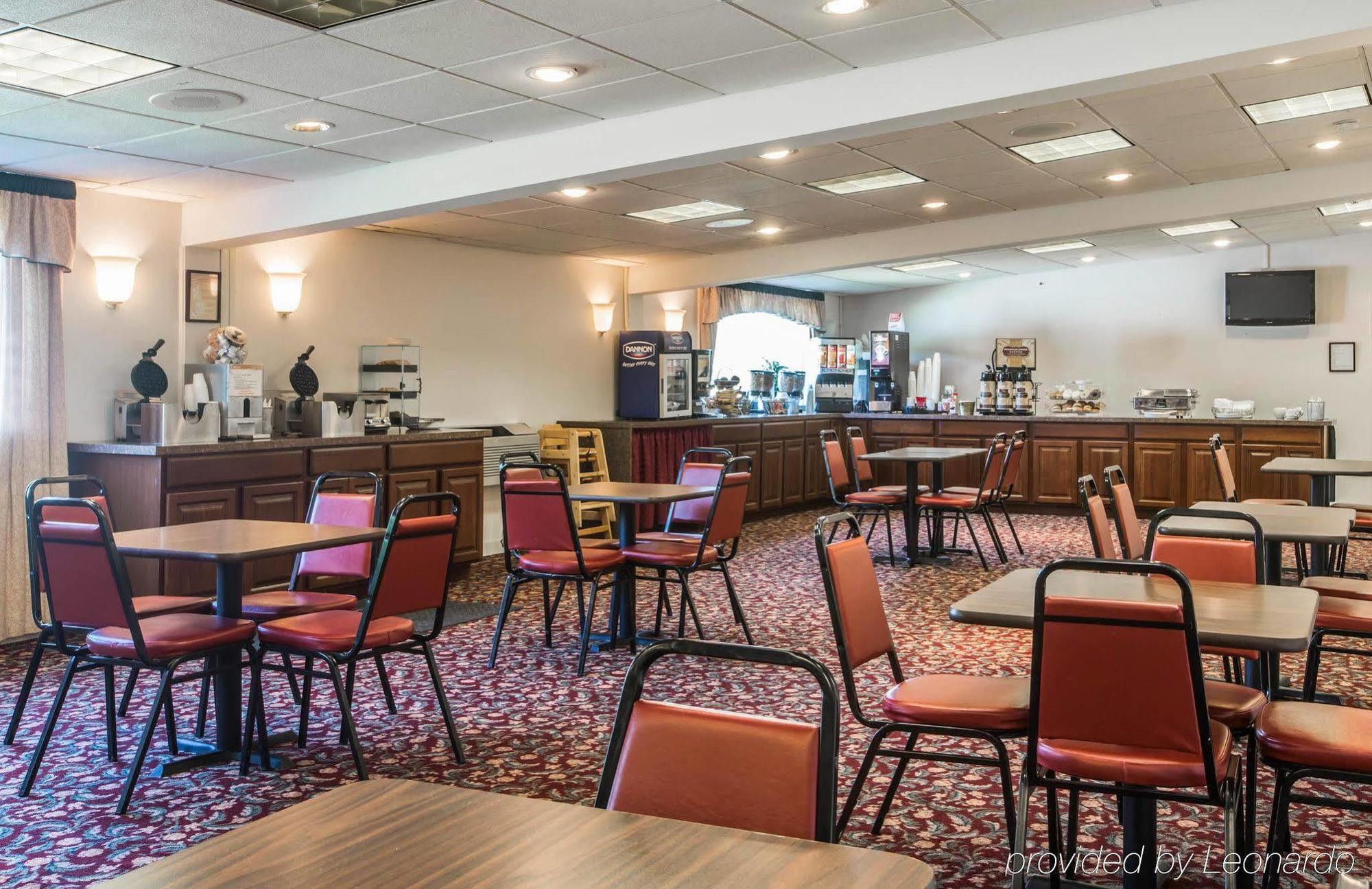 Clarion Inn & Suites At The Outlets Of Lake George Bagian luar foto