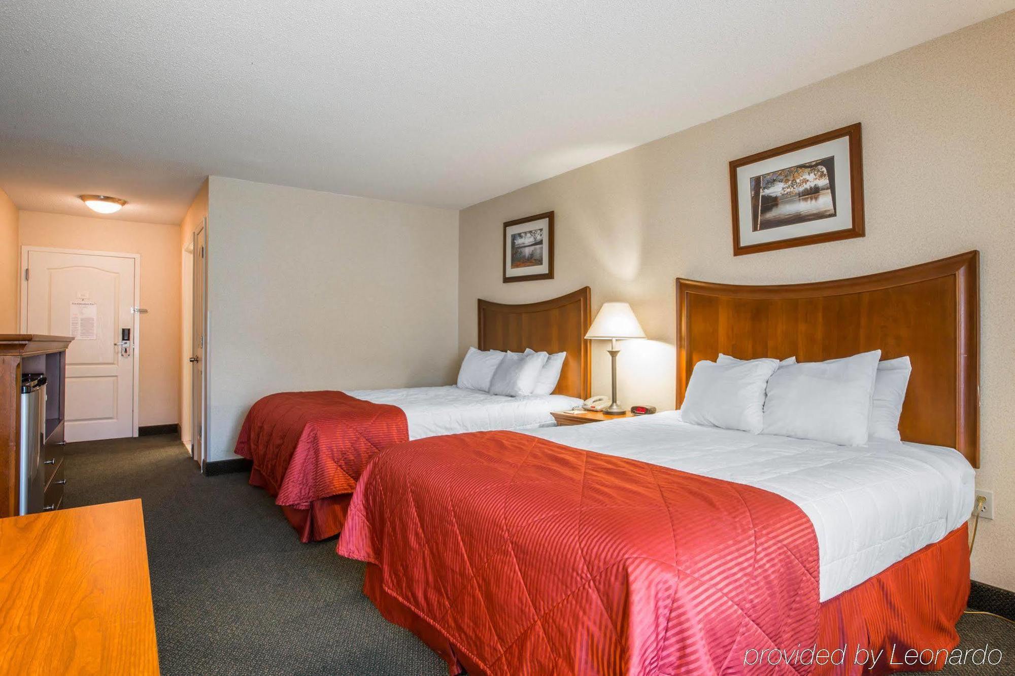 Clarion Inn & Suites At The Outlets Of Lake George Bagian luar foto