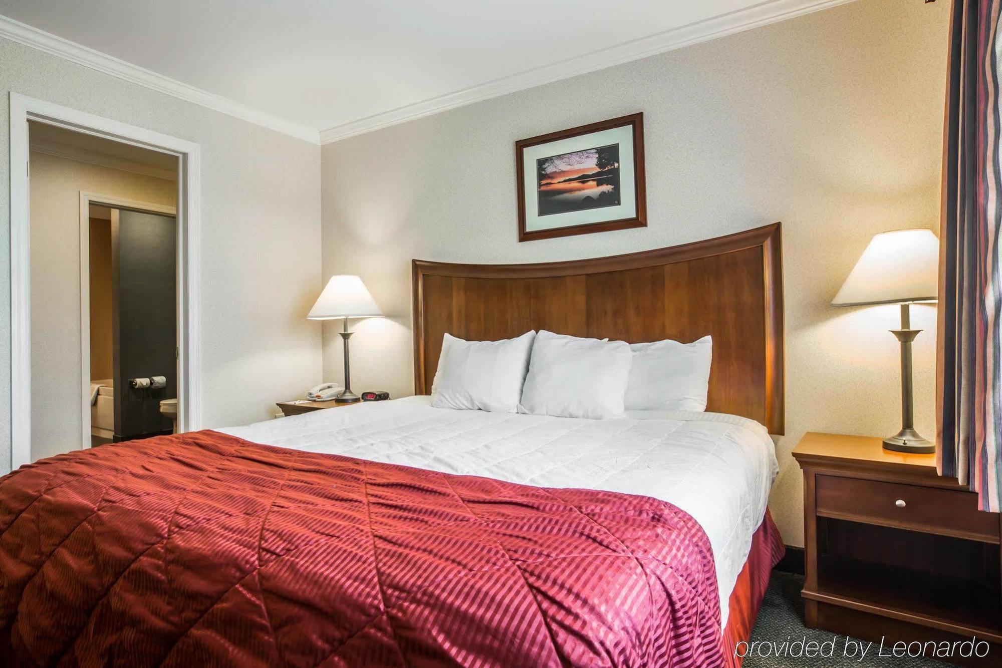 Clarion Inn & Suites At The Outlets Of Lake George Bagian luar foto
