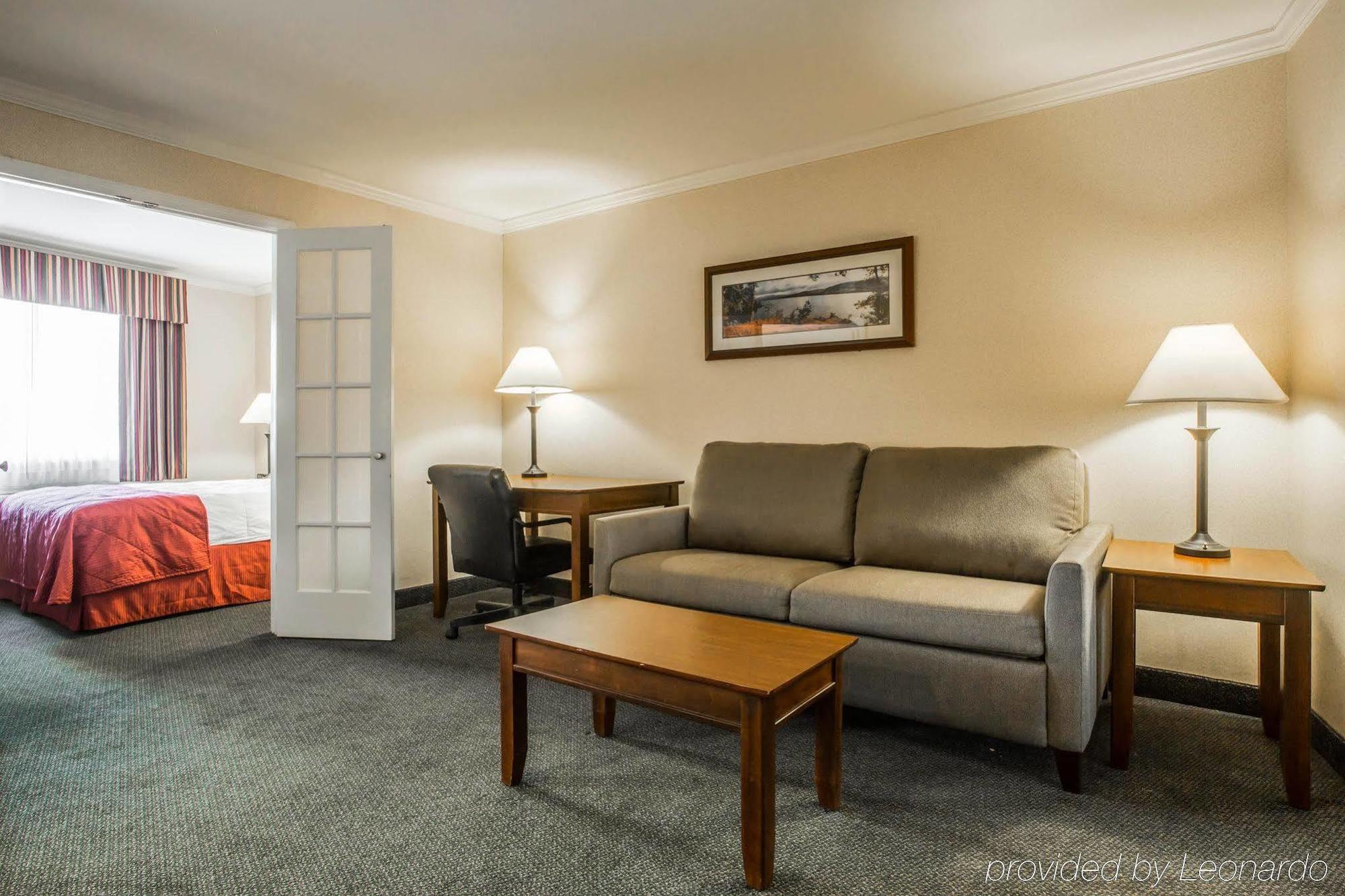 Clarion Inn & Suites At The Outlets Of Lake George Bagian luar foto