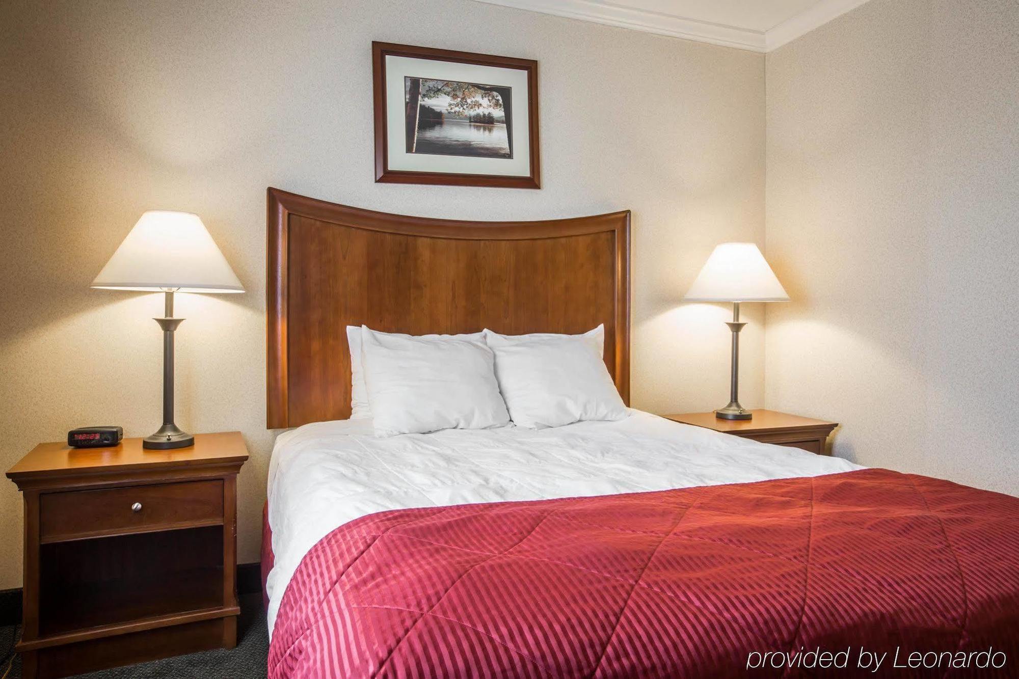 Clarion Inn & Suites At The Outlets Of Lake George Bagian luar foto
