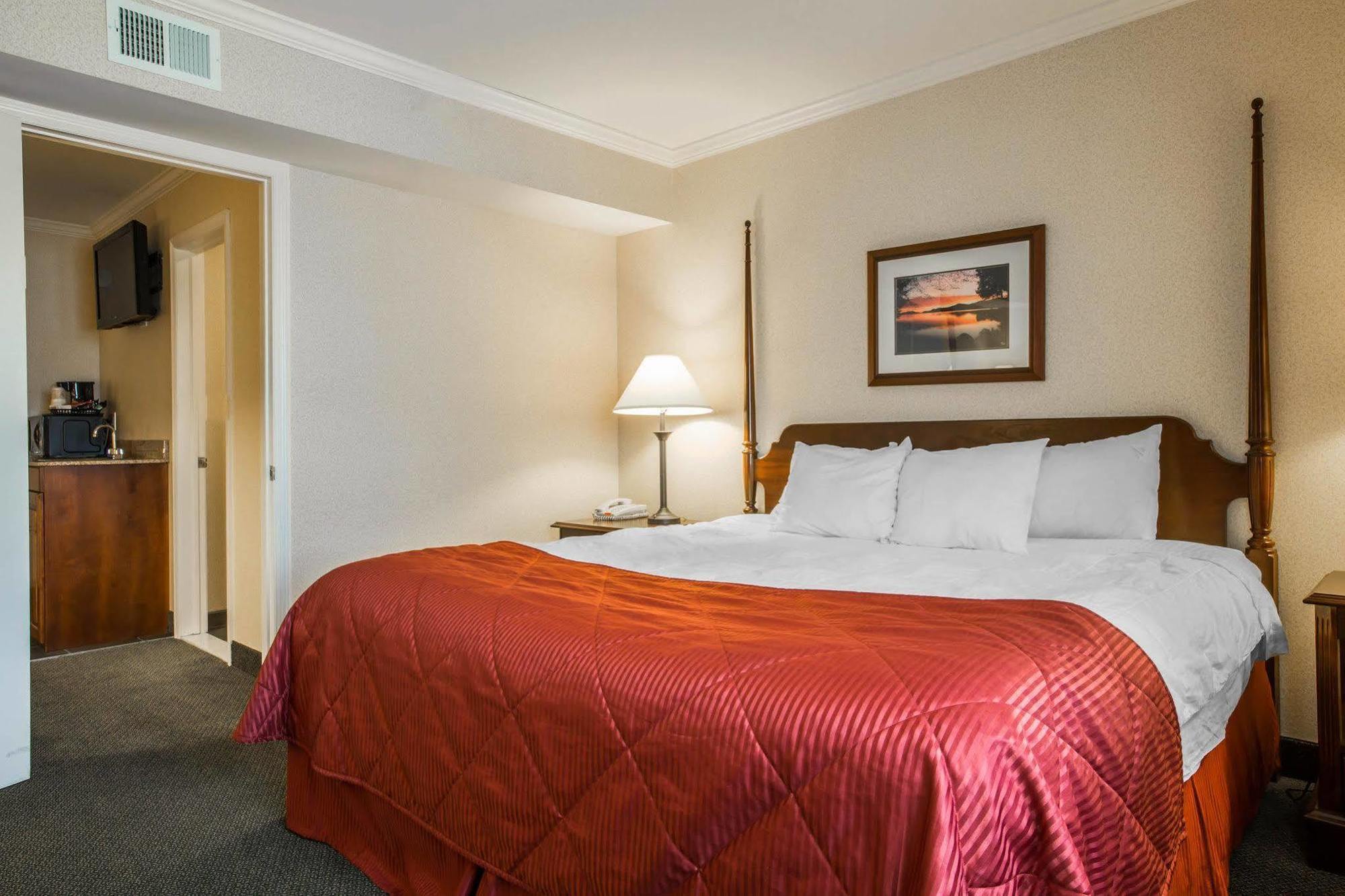 Clarion Inn & Suites At The Outlets Of Lake George Bagian luar foto