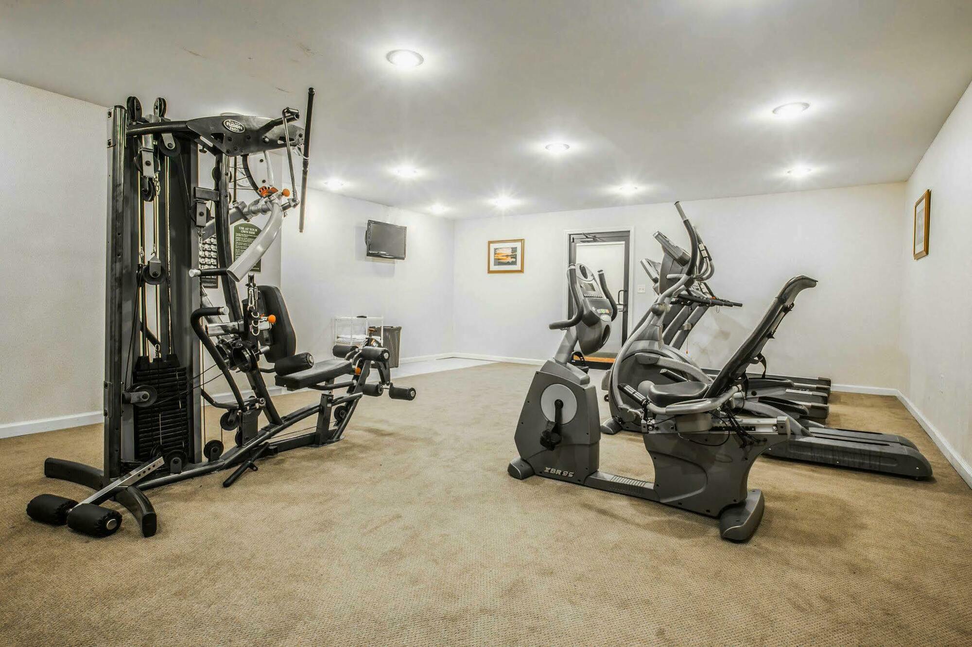 Clarion Inn & Suites At The Outlets Of Lake George Bagian luar foto