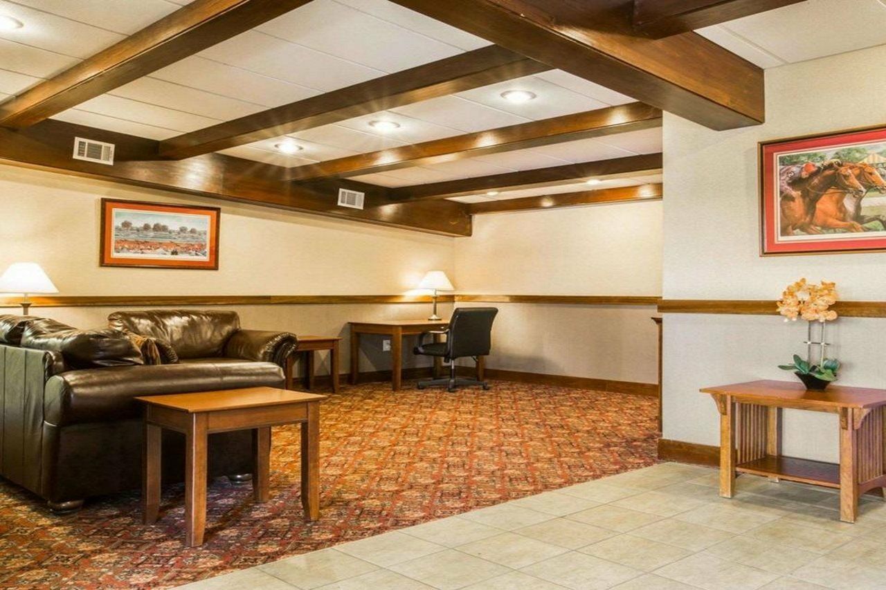 Clarion Inn & Suites At The Outlets Of Lake George Bagian luar foto