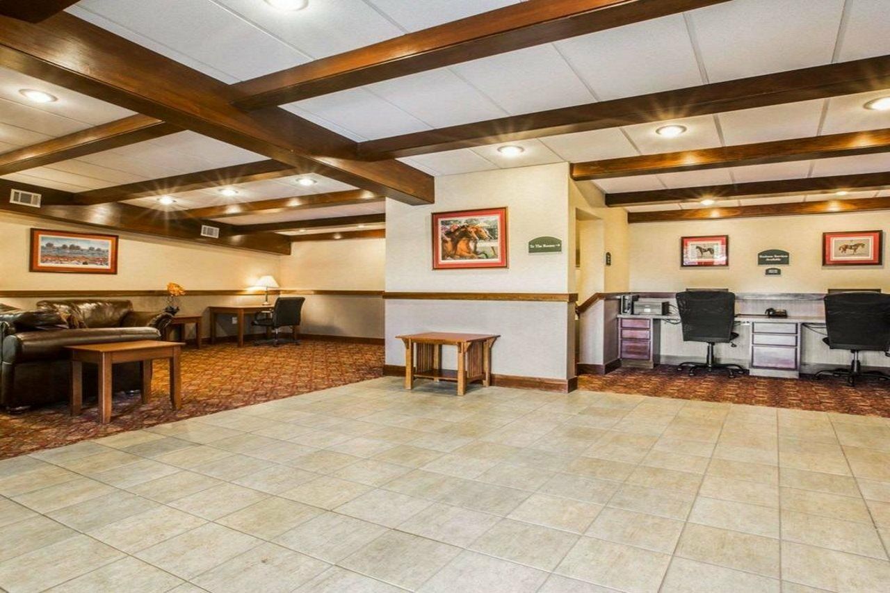 Clarion Inn & Suites At The Outlets Of Lake George Bagian luar foto